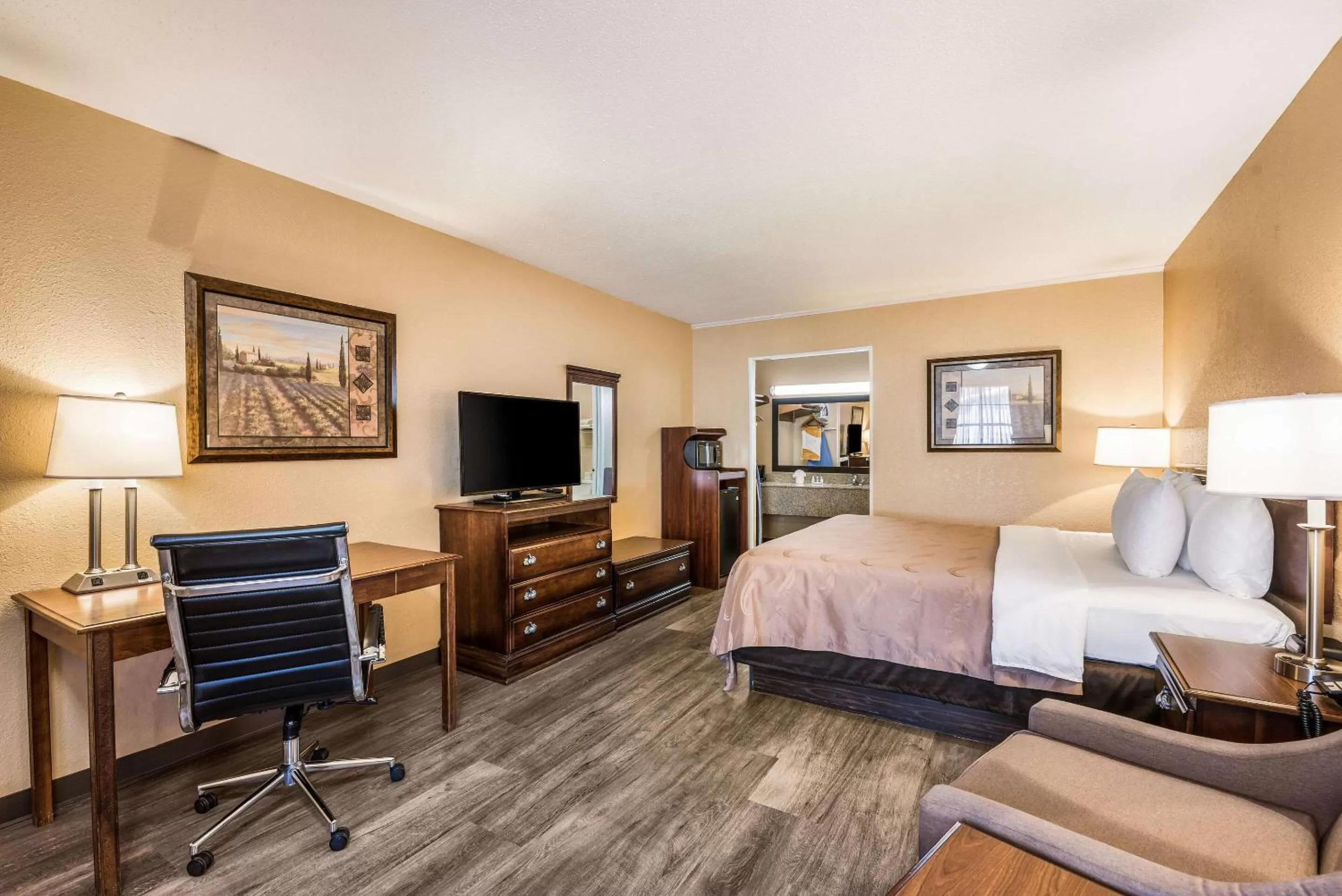 Photo of the whole room, Bed in Quality Inn Arkadelphia - University Area