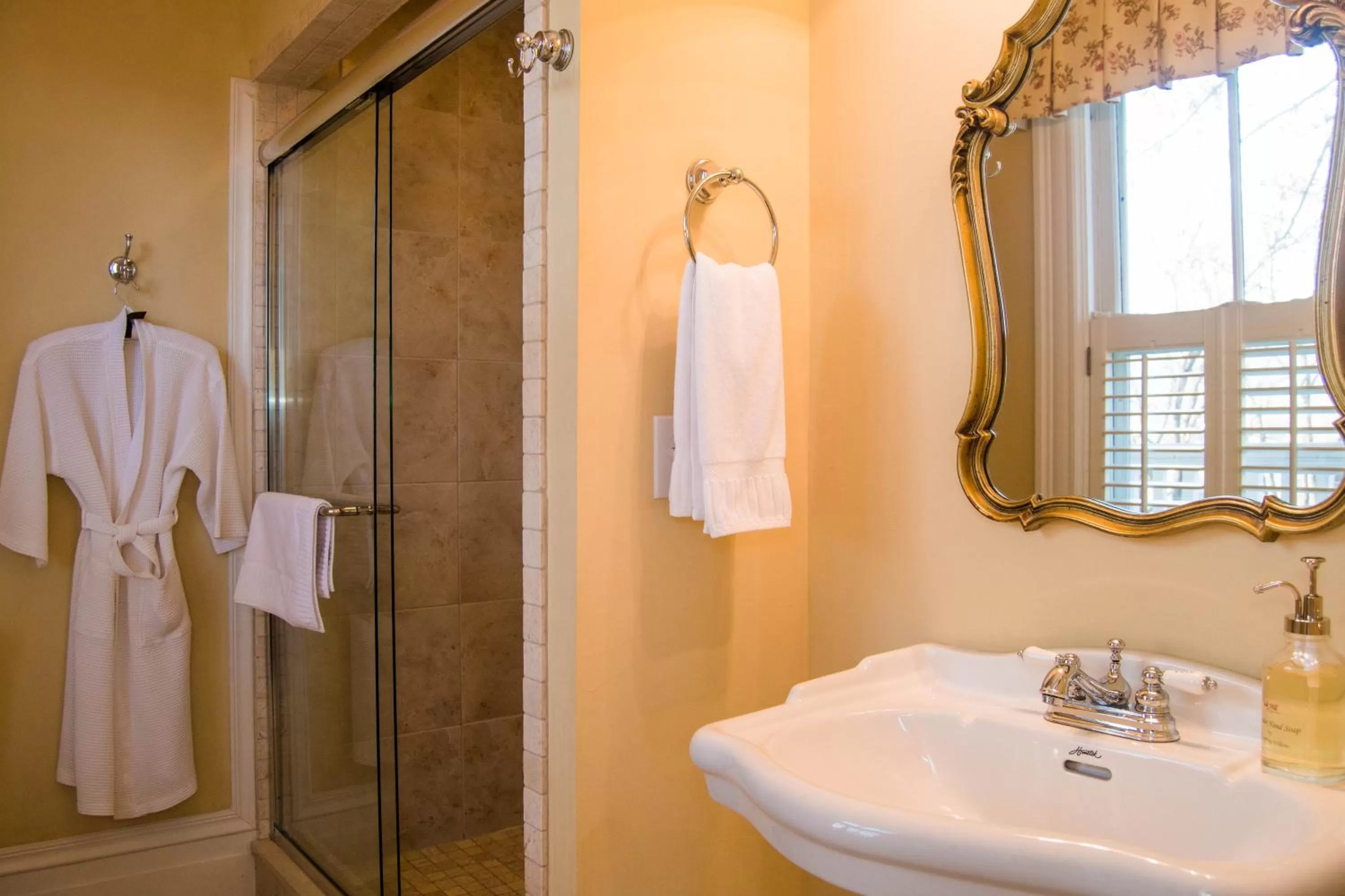 Bathroom in Oak Hill On Love Lane Bed and Breakfast Inn