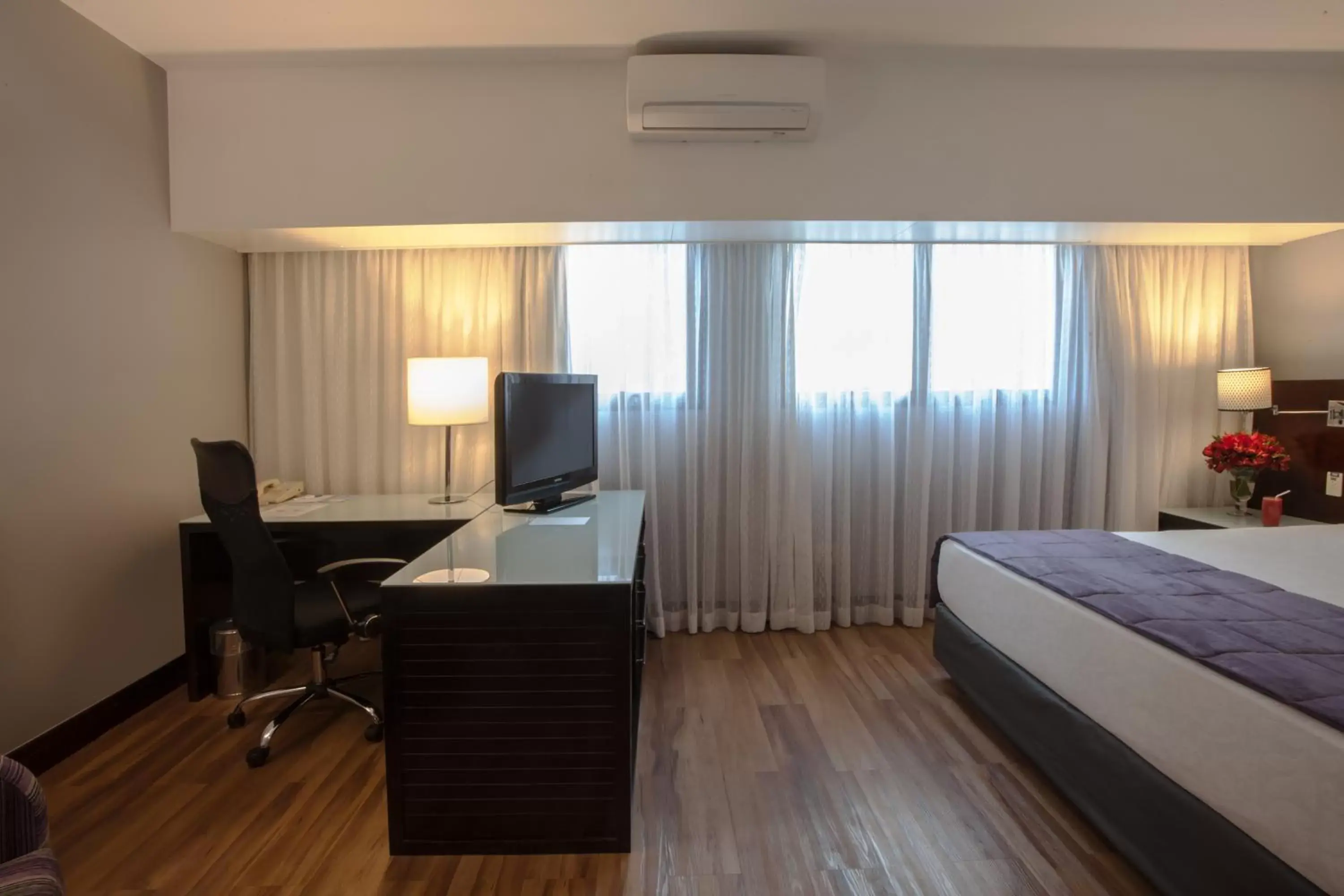 Bedroom, TV/Entertainment Center in Wyndham São Paulo Berrini