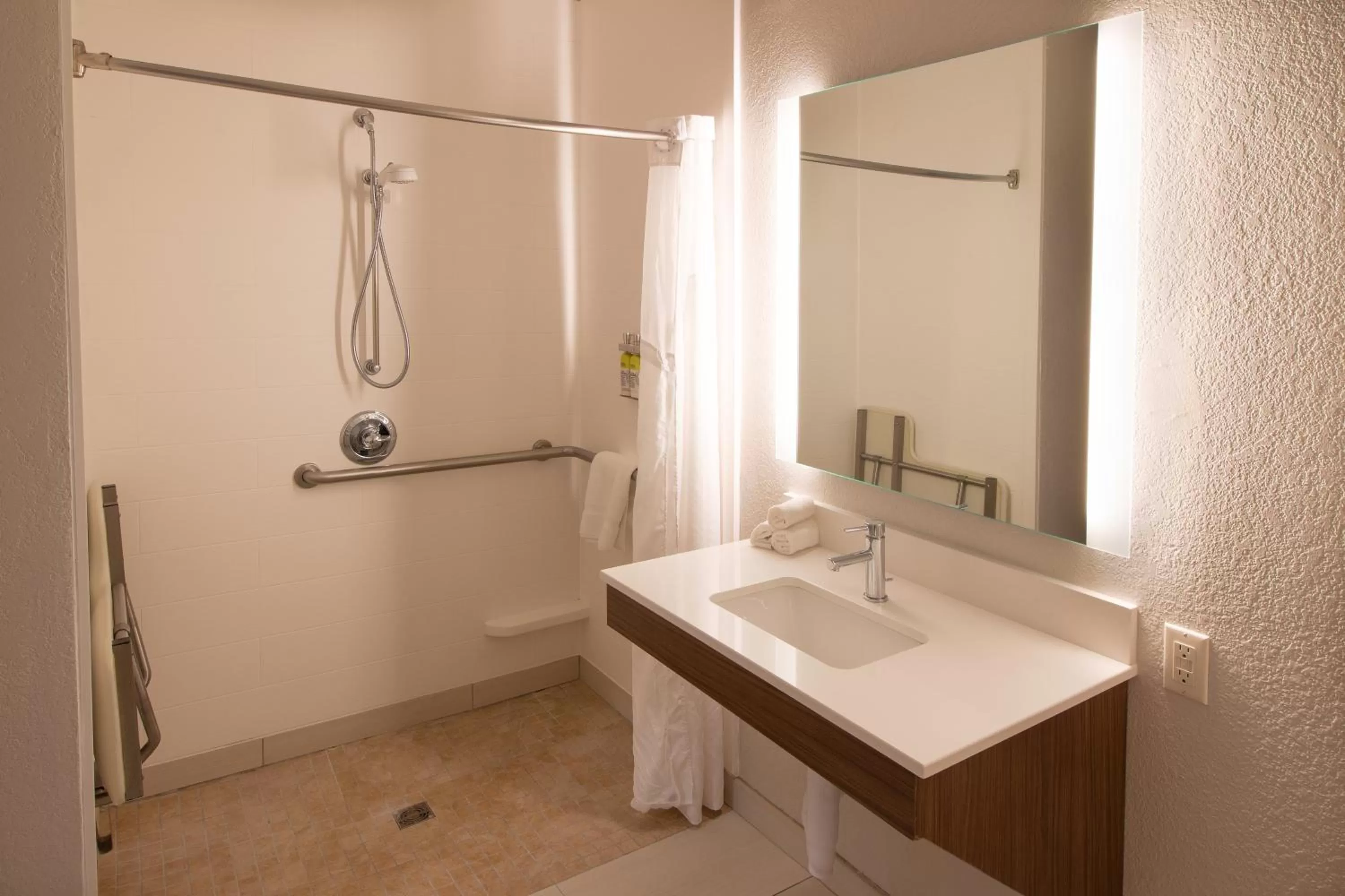King Suite - Mobility Access Tub/Non-Smoking in Holiday Inn Express & Suites - Worthington, an IHG Hotel