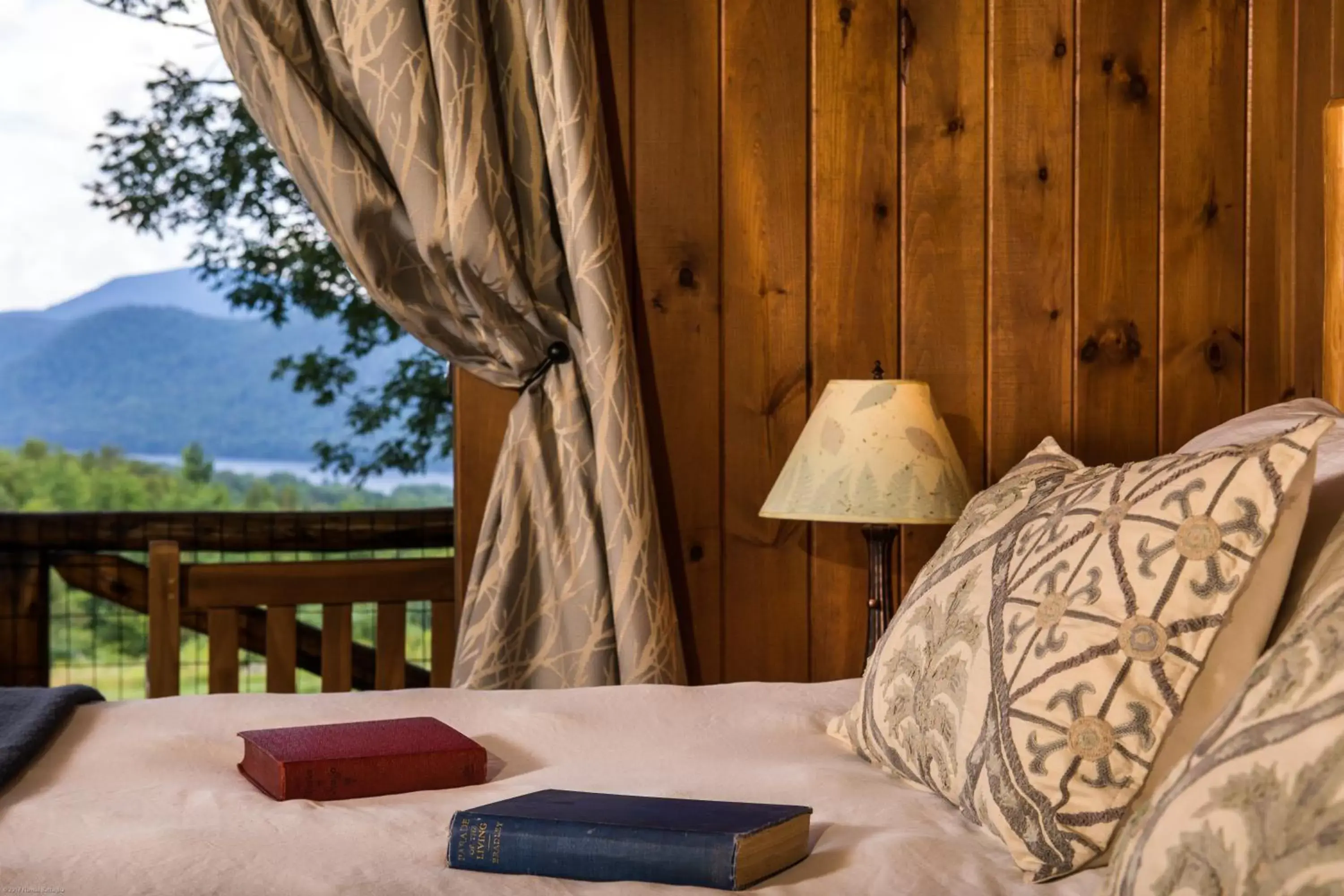 Bedroom, Bed in Garnet Hill Lodge