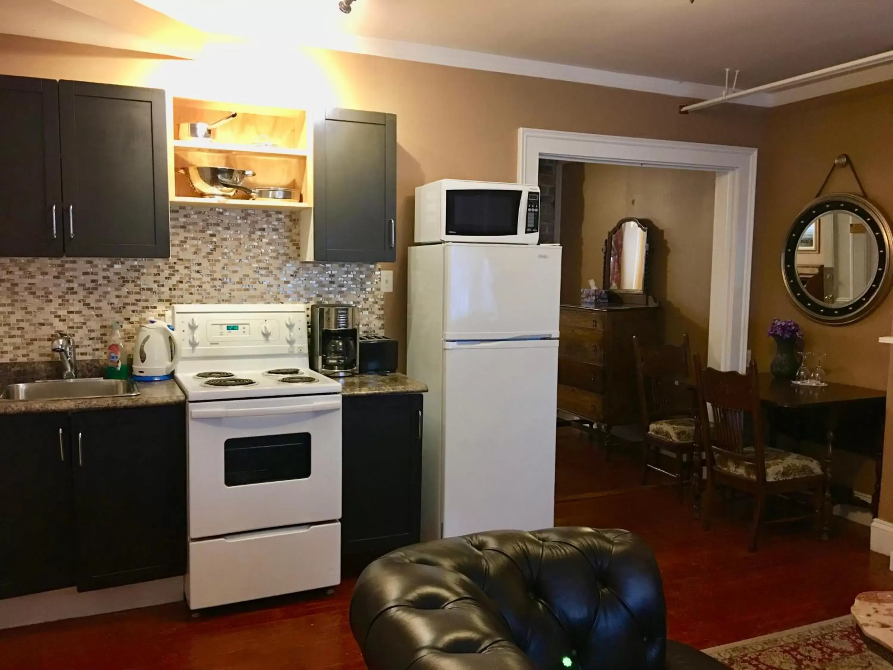 Kitchen/Kitchenette in The Roses Heritage Inn