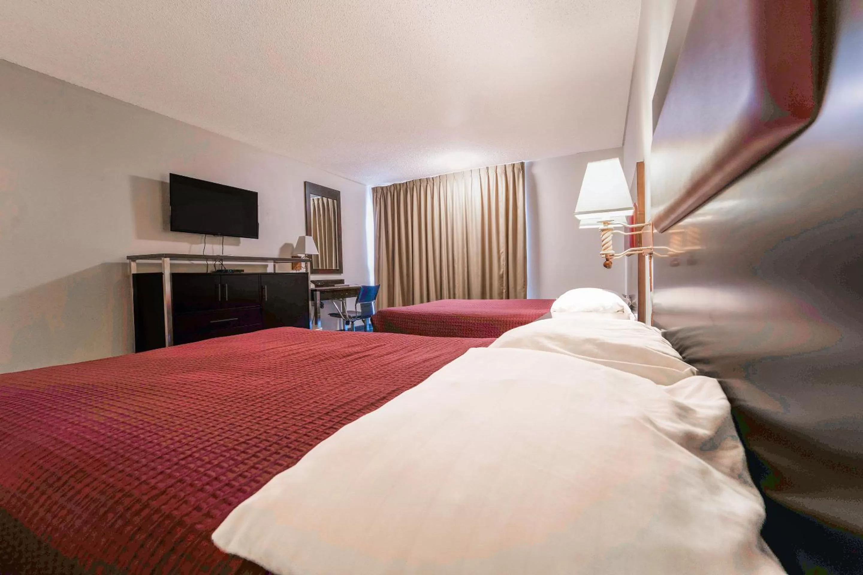 Bedroom, Bed in Royal Plaza Inn