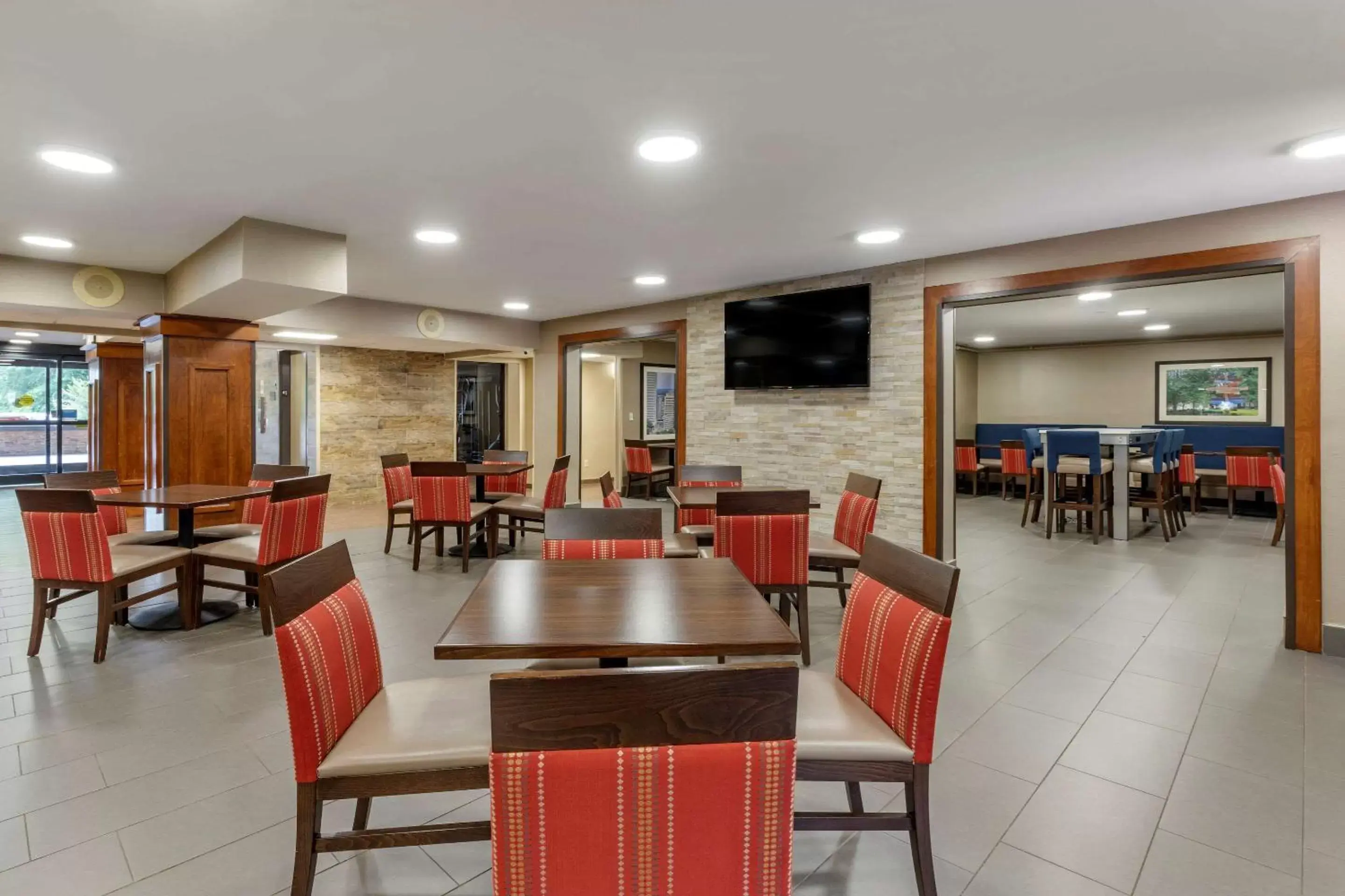 Restaurant/Places to Eat in Comfort Inn Charlotte Airport Uptown