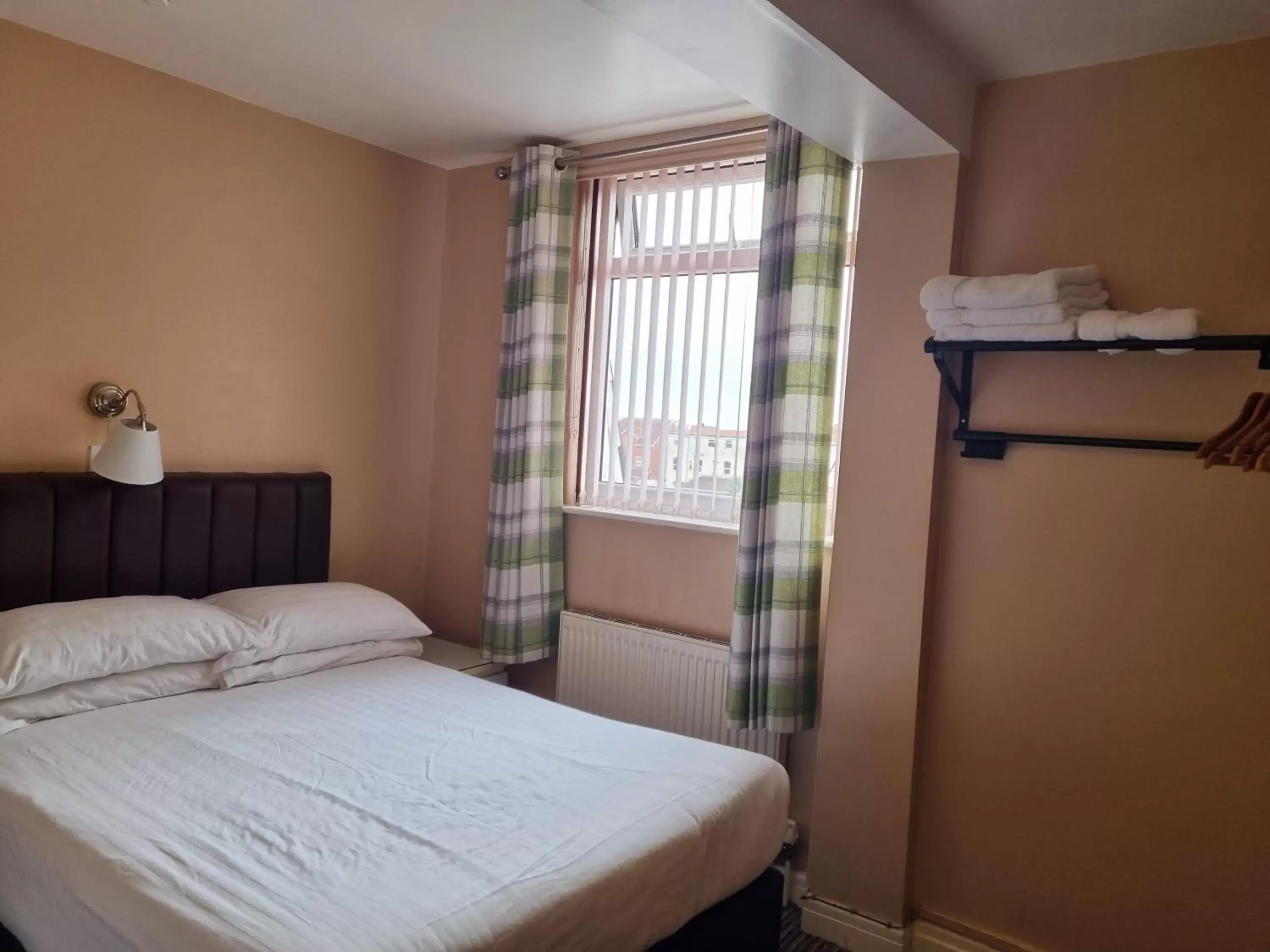Property building, Bed in The Beechfield Hotel