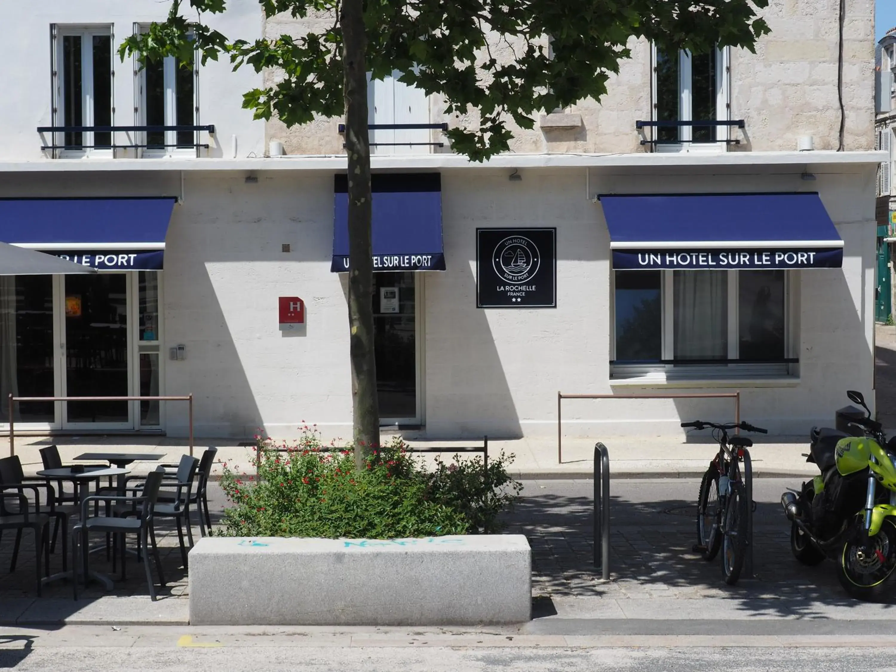 Property building in Un Hotel sur le Port