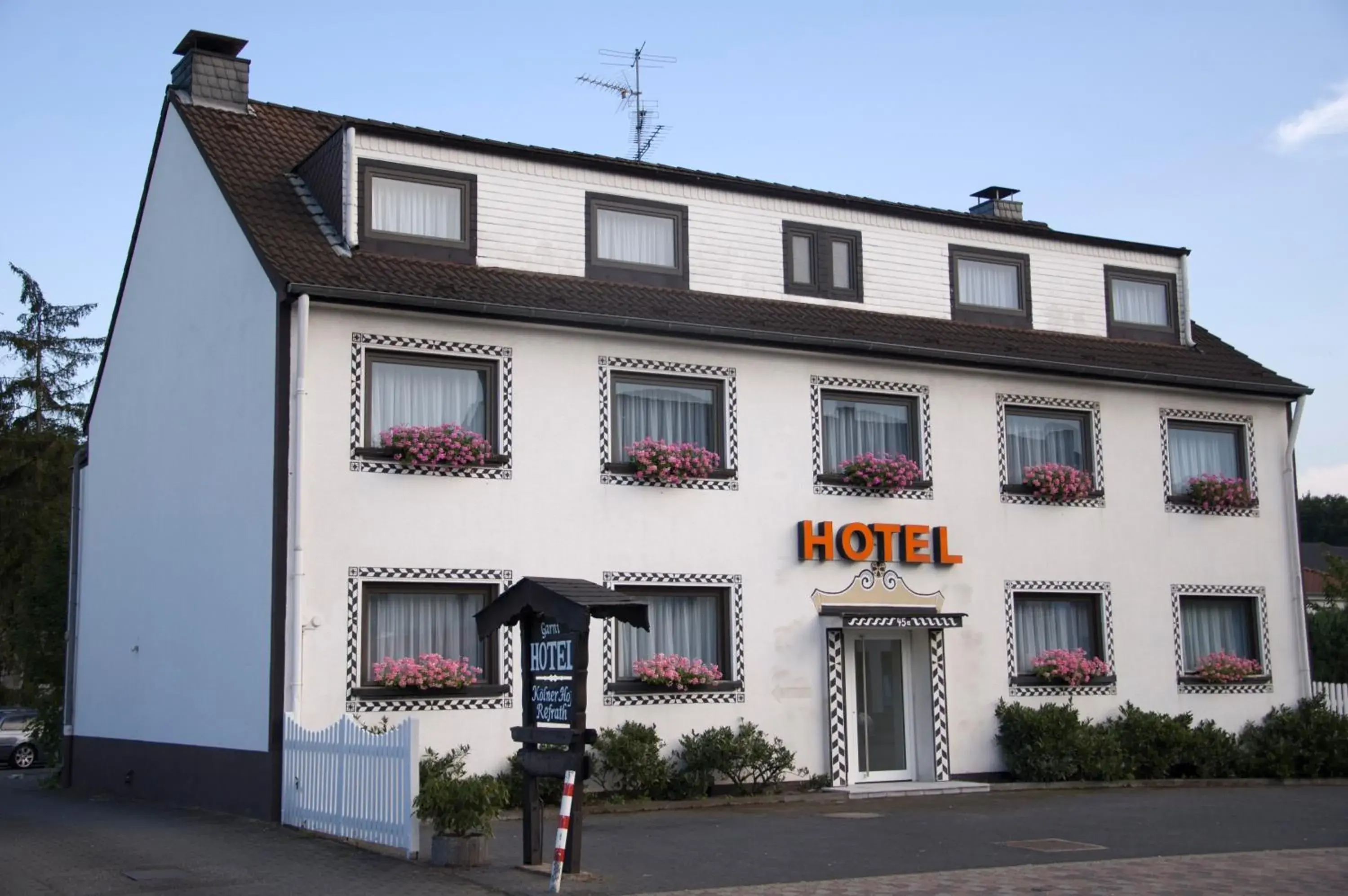 Facade/entrance, Property Building in Hotel Kolner Hof Refrath