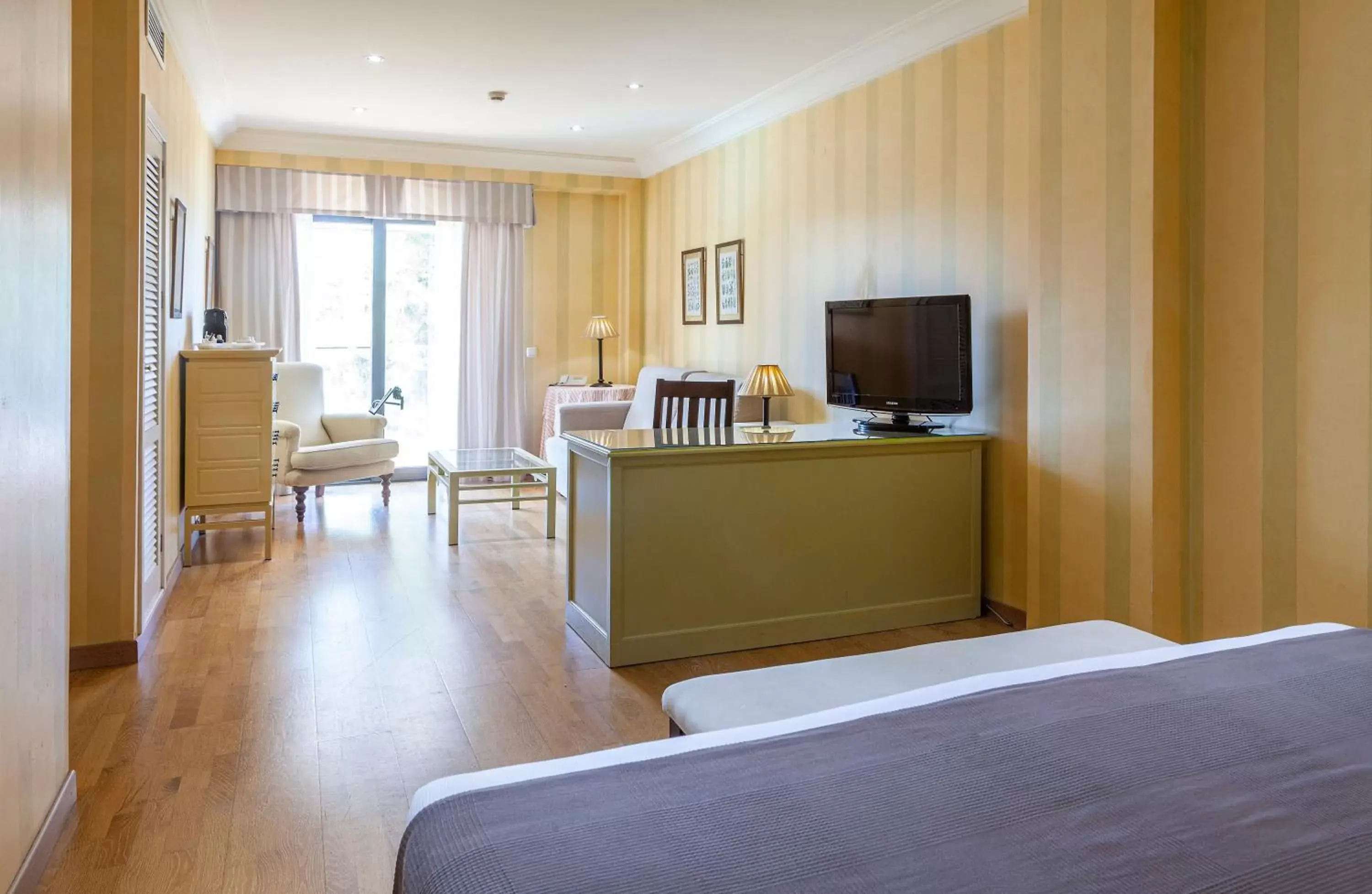 Bed, TV/Entertainment Center in Hotel Jerez & Spa