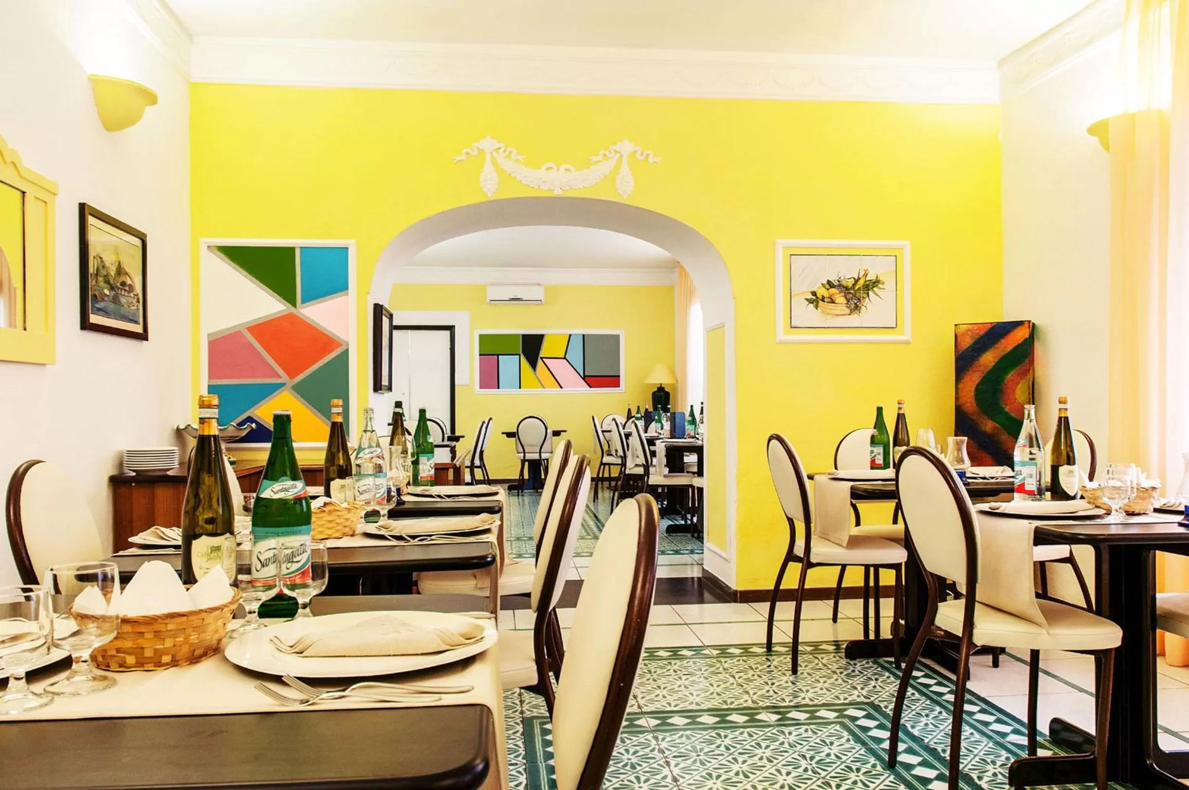 Restaurant/places to eat in Hotel Annabelle