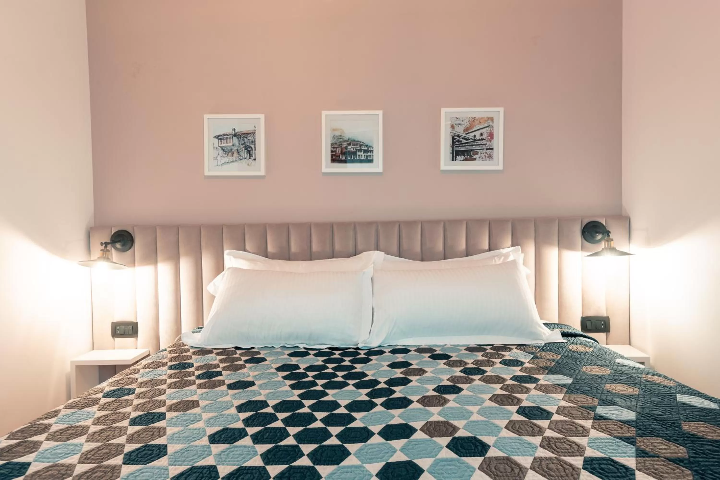 Property building, Bed in Oda Hotel Tirana