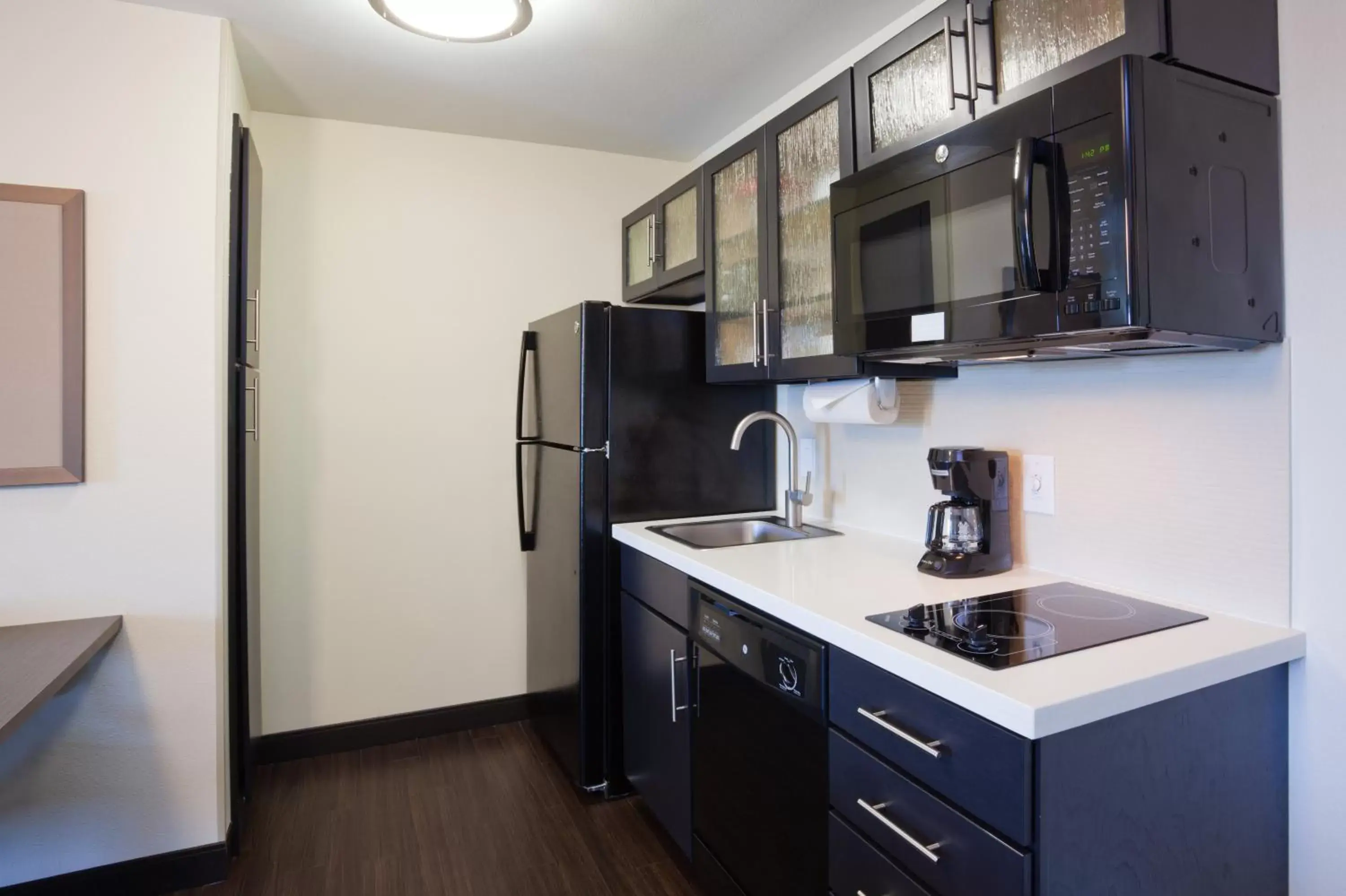 Photo of the whole room, Kitchen/Kitchenette in Candlewood Suites Dickinson, an IHG Hotel