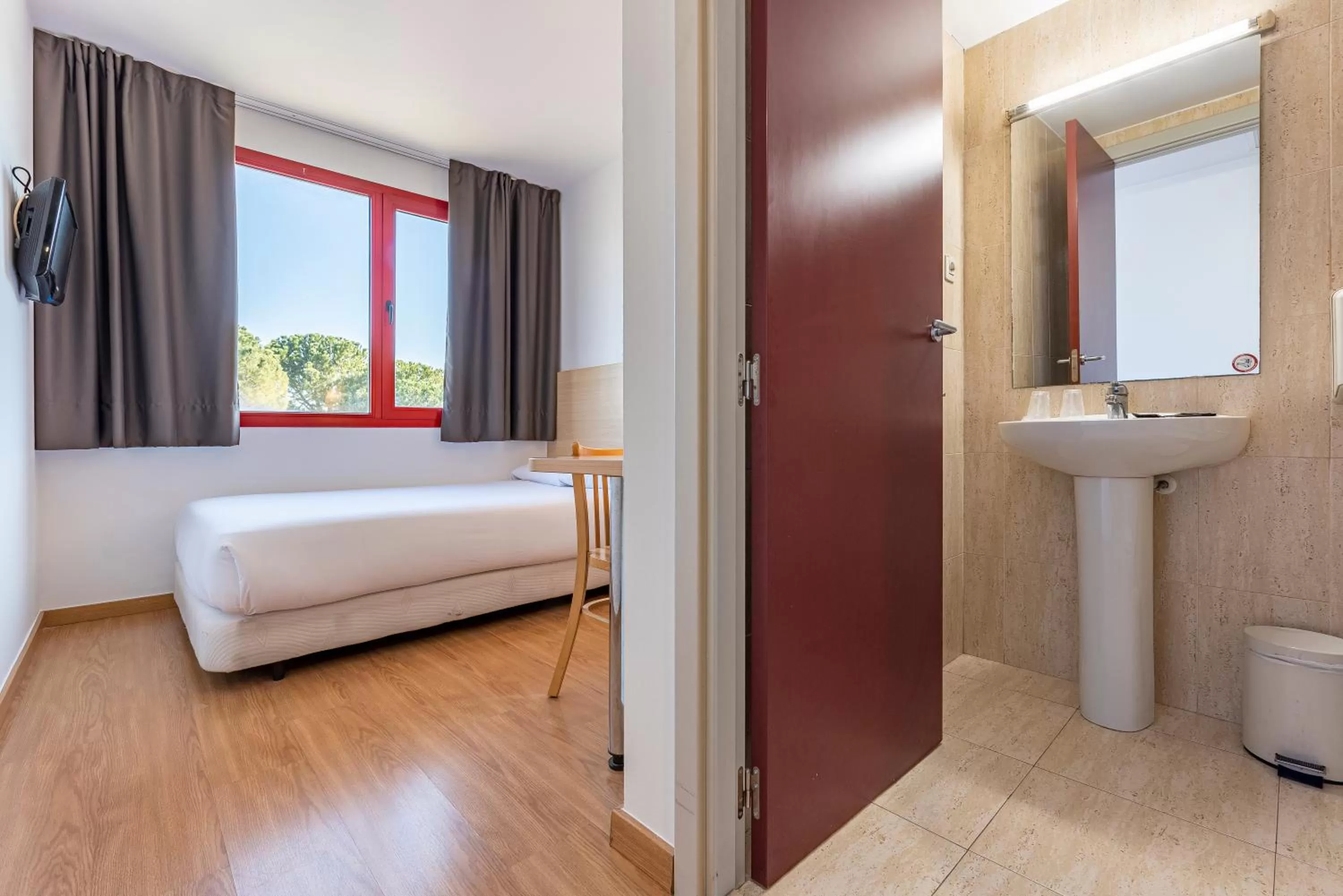 Toilet, Bed in Hotel Basic