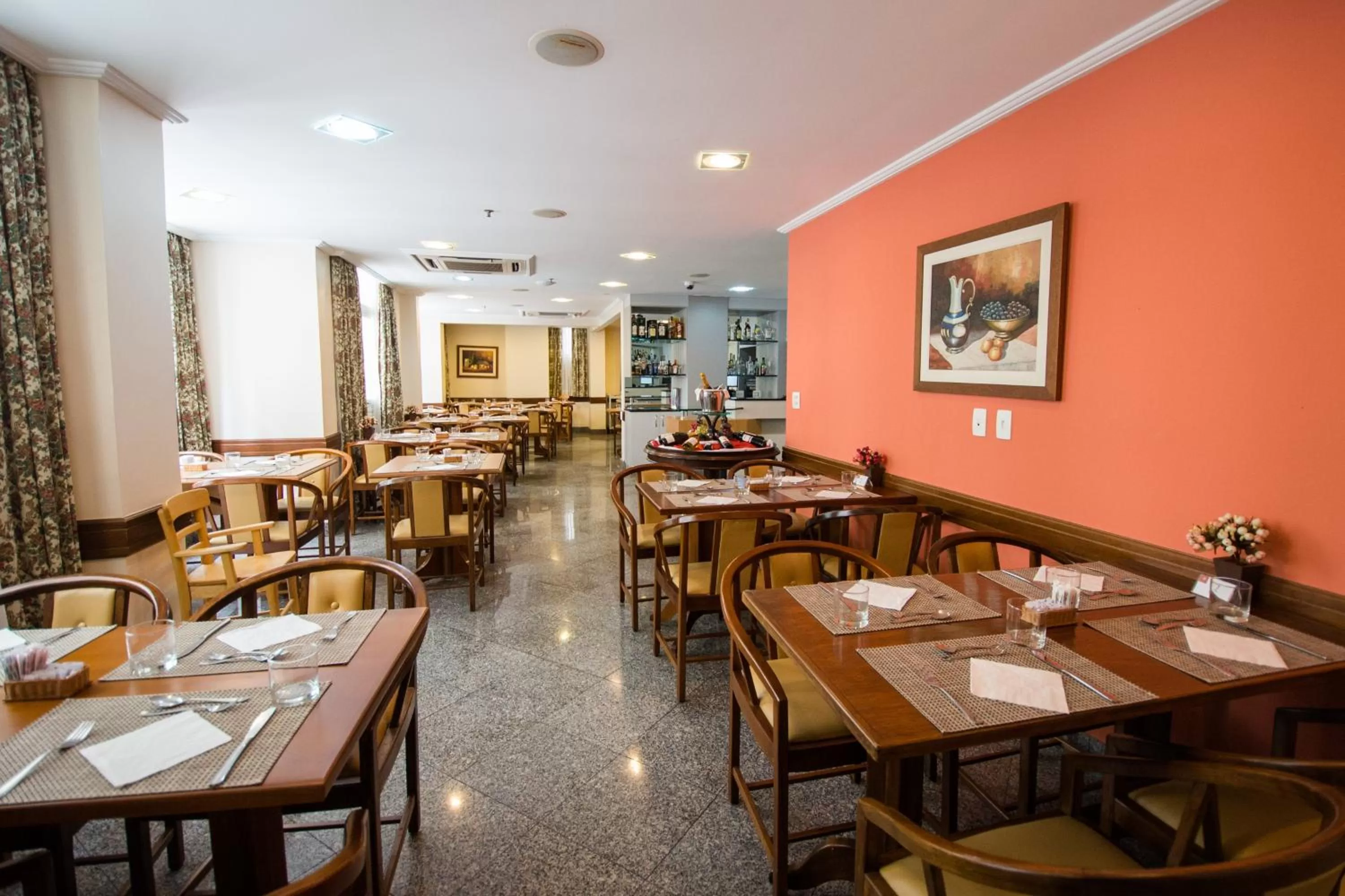 Restaurant/places to eat in Hotel OK