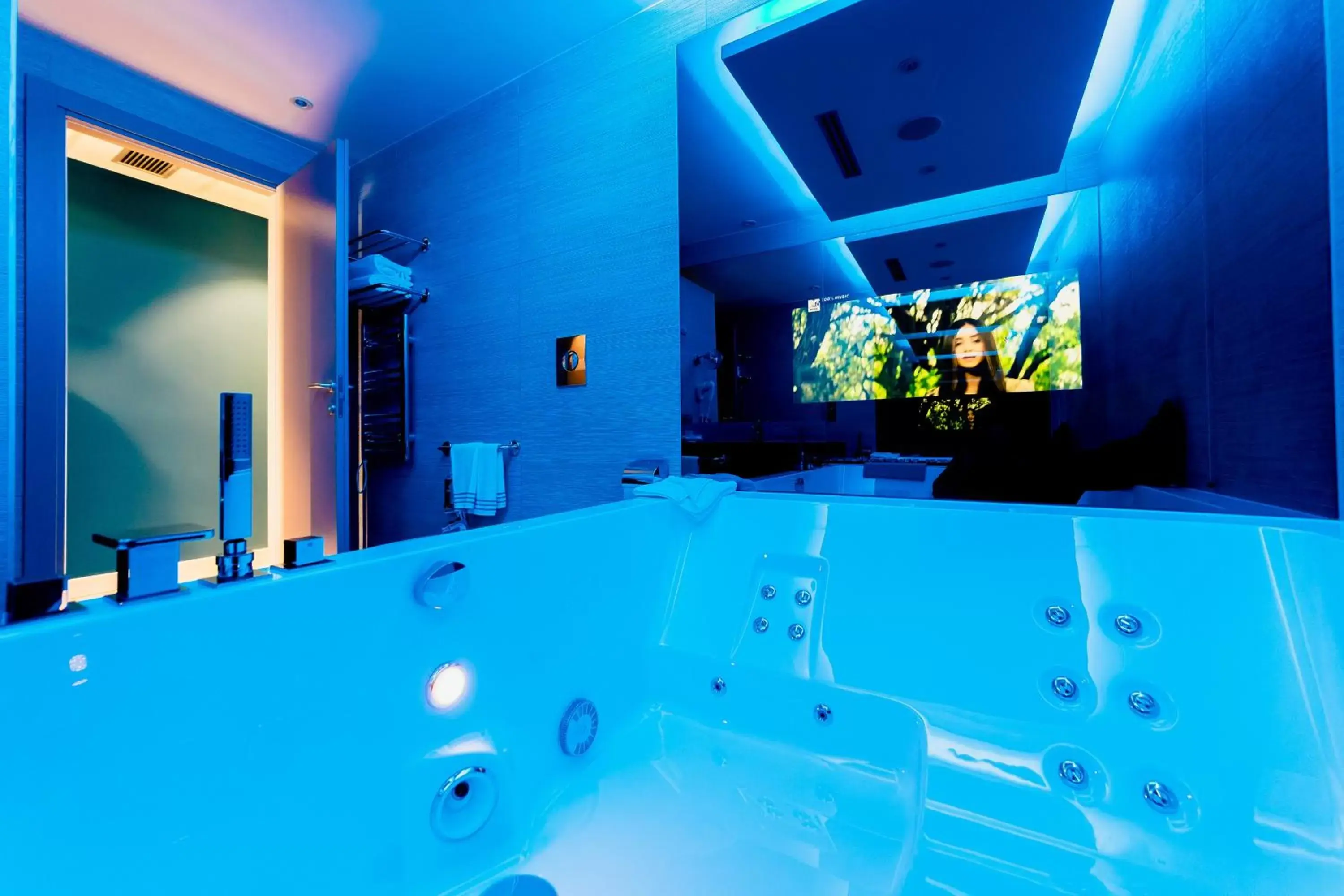 Hot Tub, Swimming Pool in Diamante MHotel