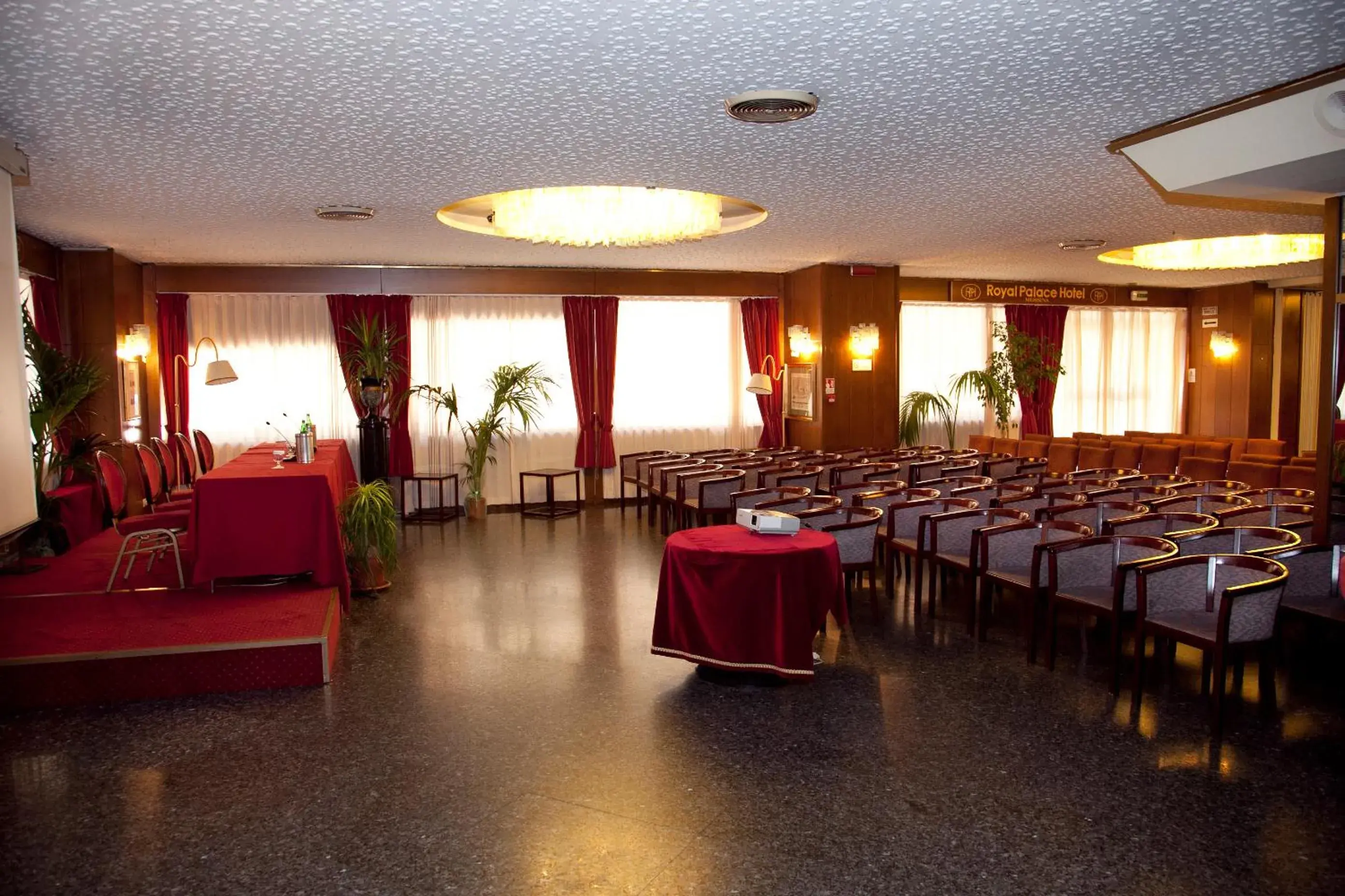 Business facilities in Hotel Royal Palace