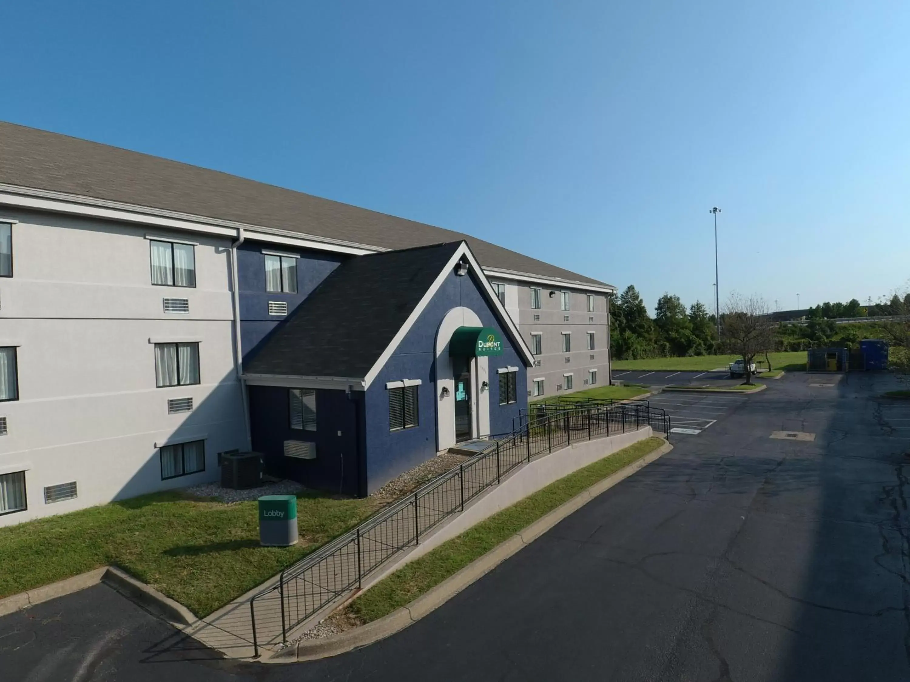 Facade/entrance, Property Building in DuPont Suites - Louisville - St. Matthews