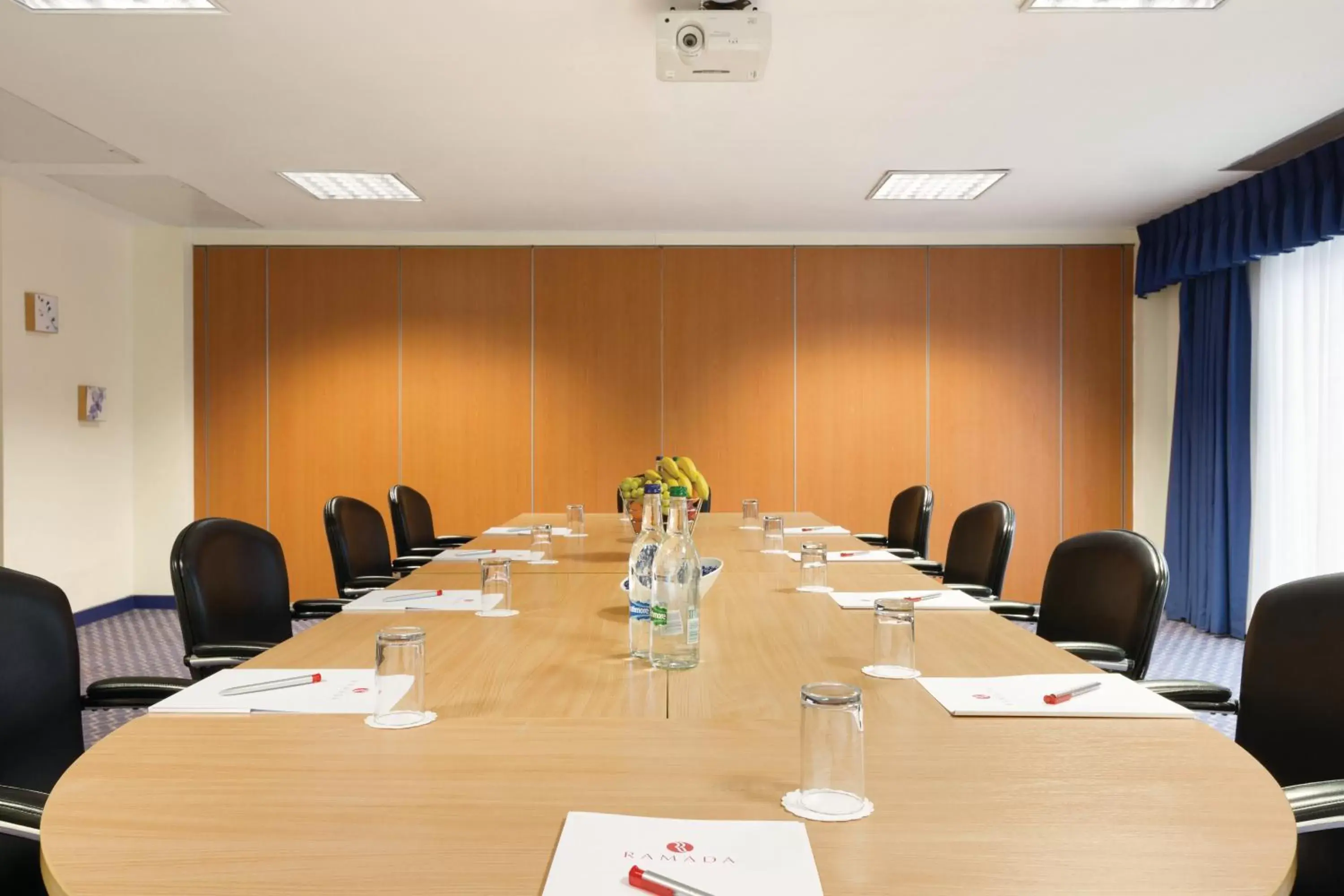 Meeting/conference room in Ramada London North