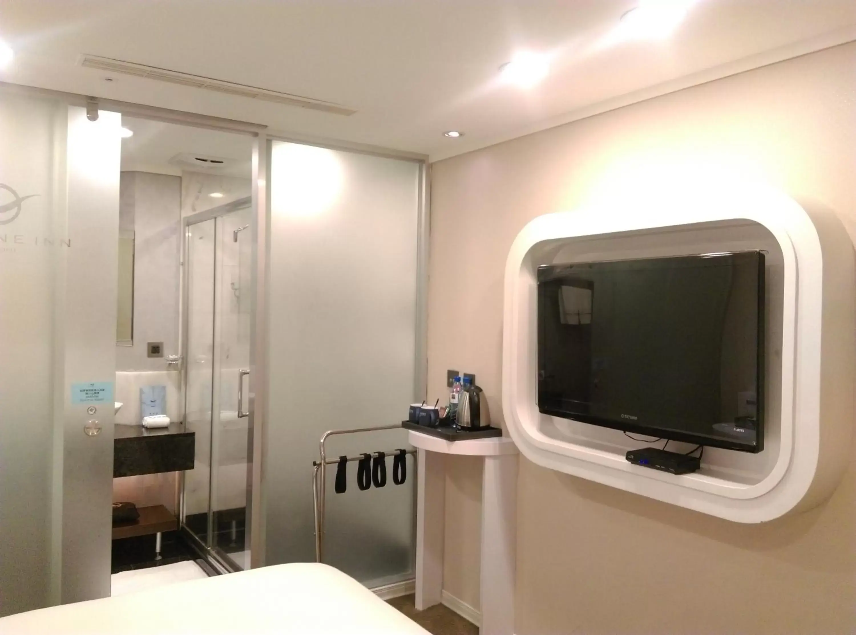 Bed, TV/Entertainment Center in Ximen Airline Hotel