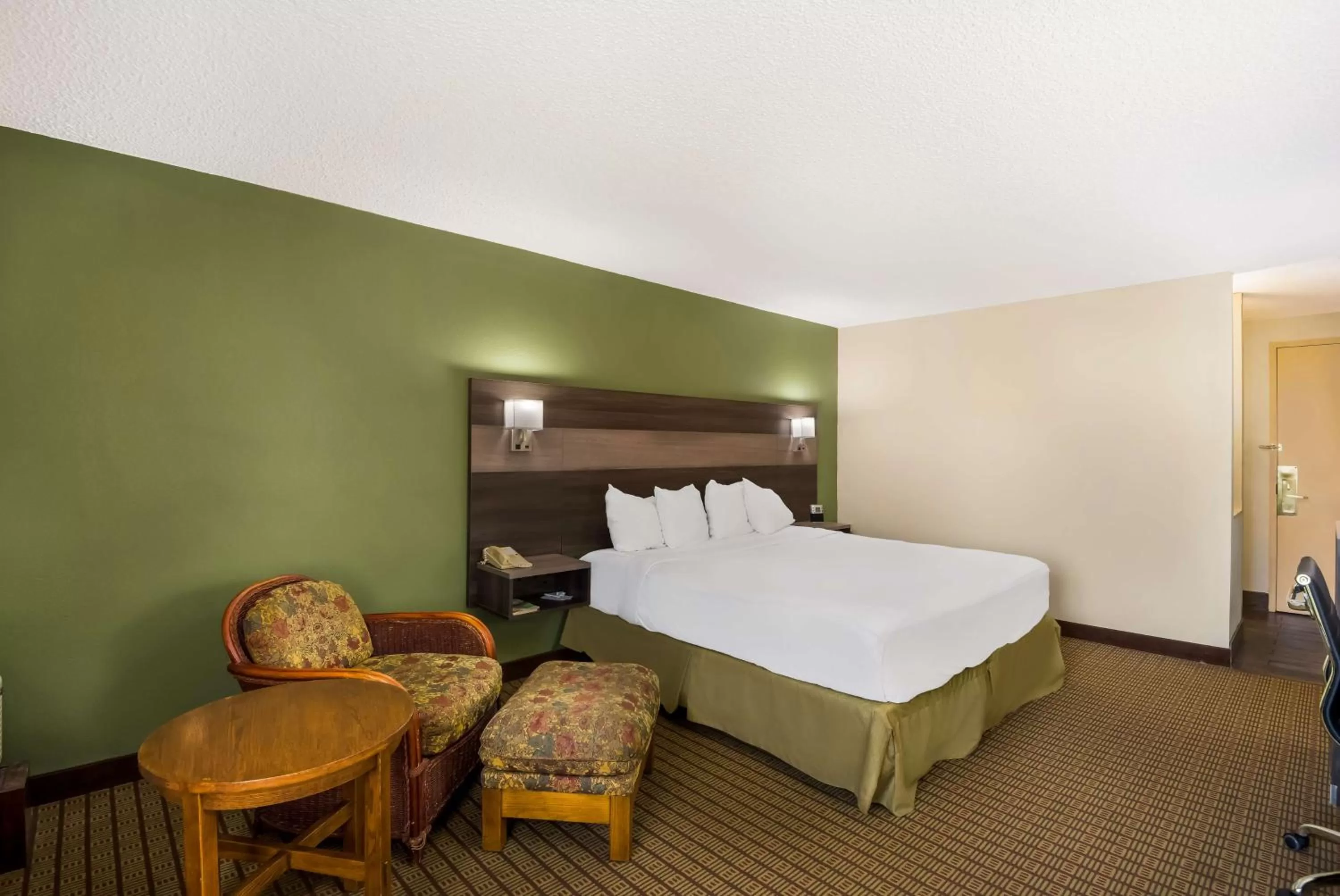 Bedroom, Bed in Best Western Prairie Inn & Conference Center