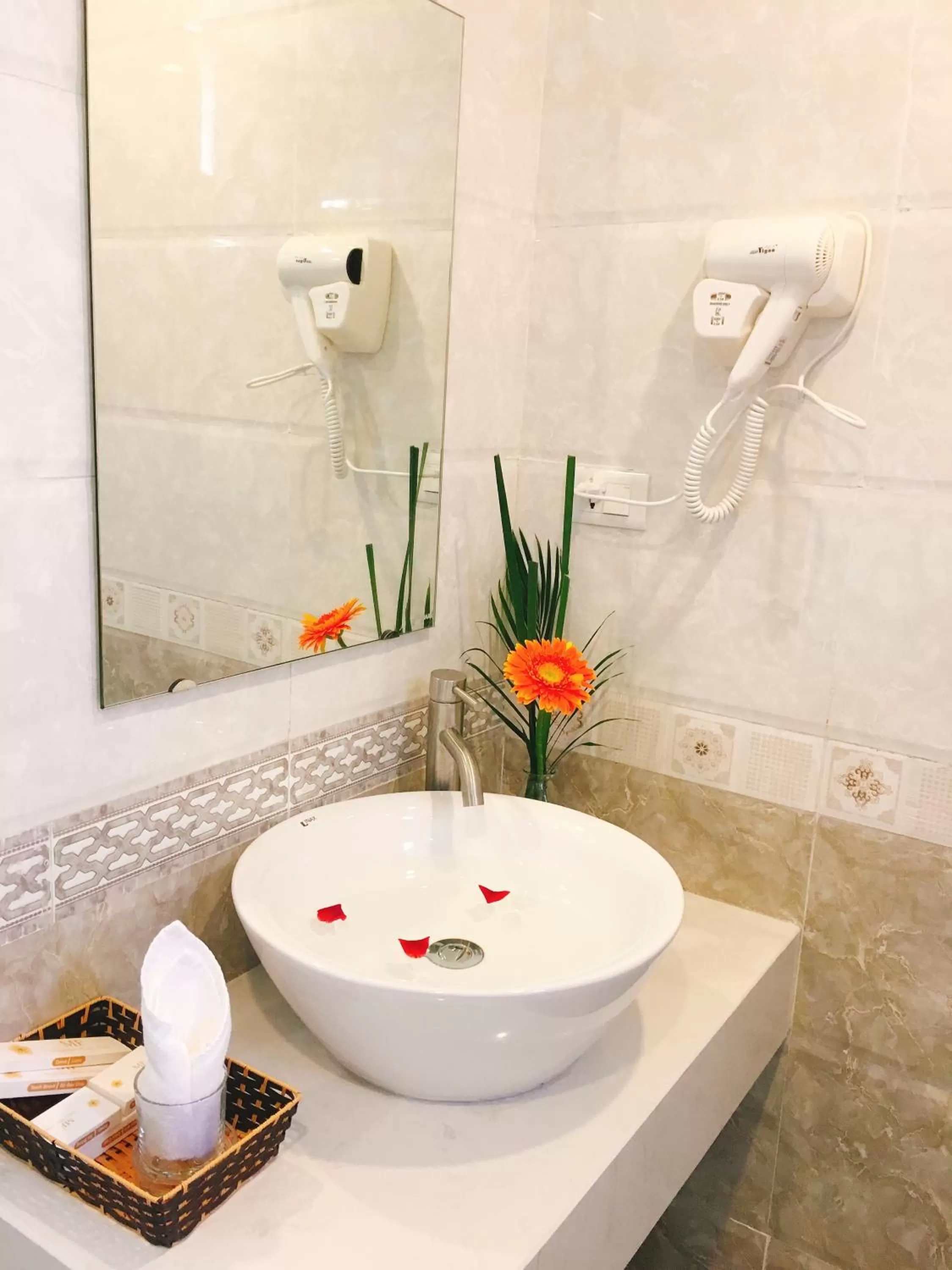 Bathroom in MayFlower Hotel- Central Old Quarter