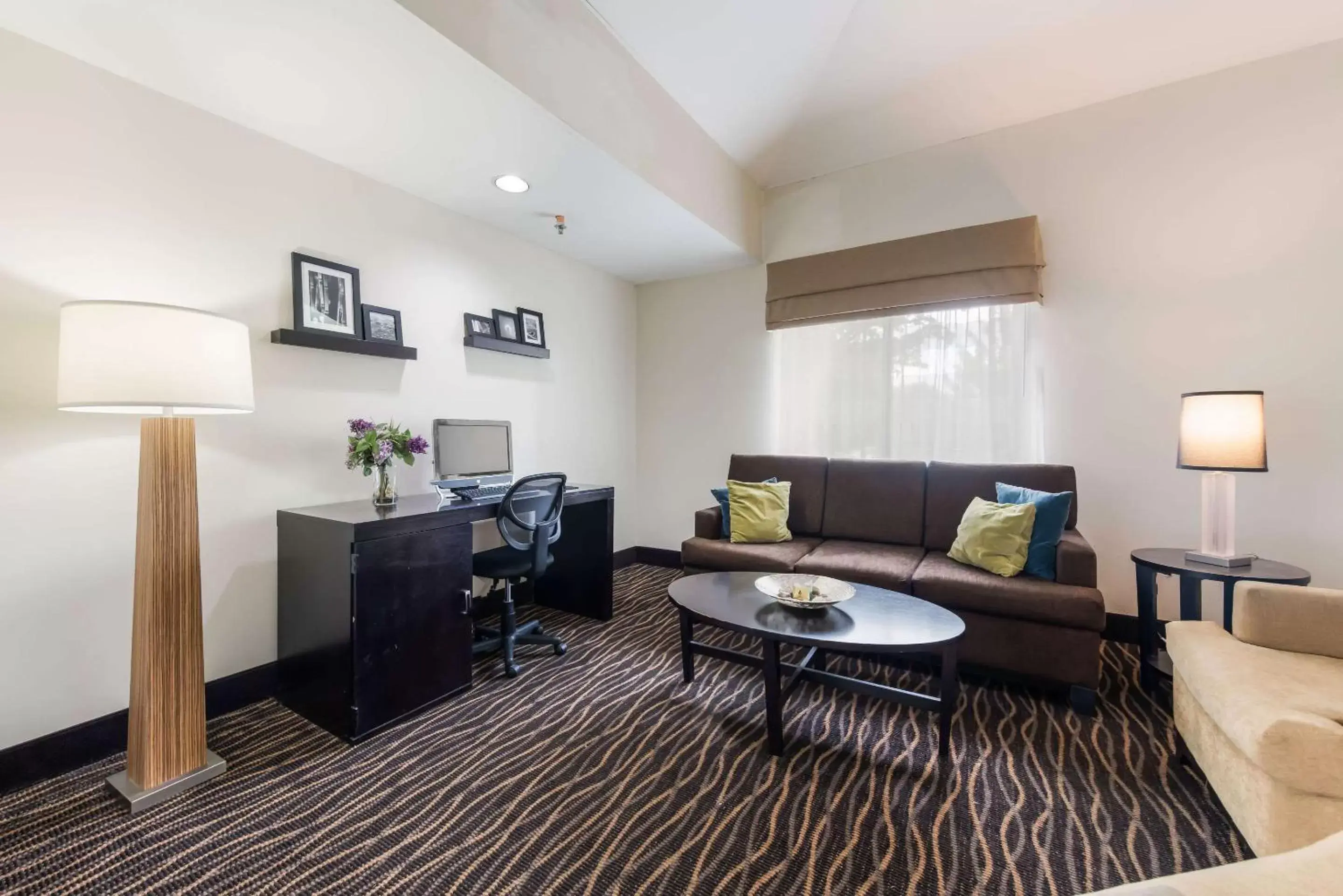 Business facilities, Seating Area in Rodeway Inn