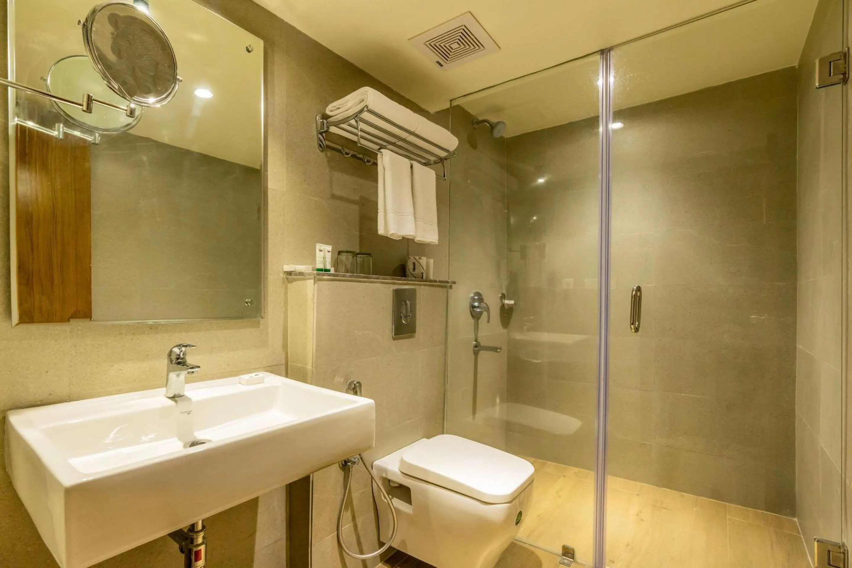 Bathroom in Quality Inn Ramachandra