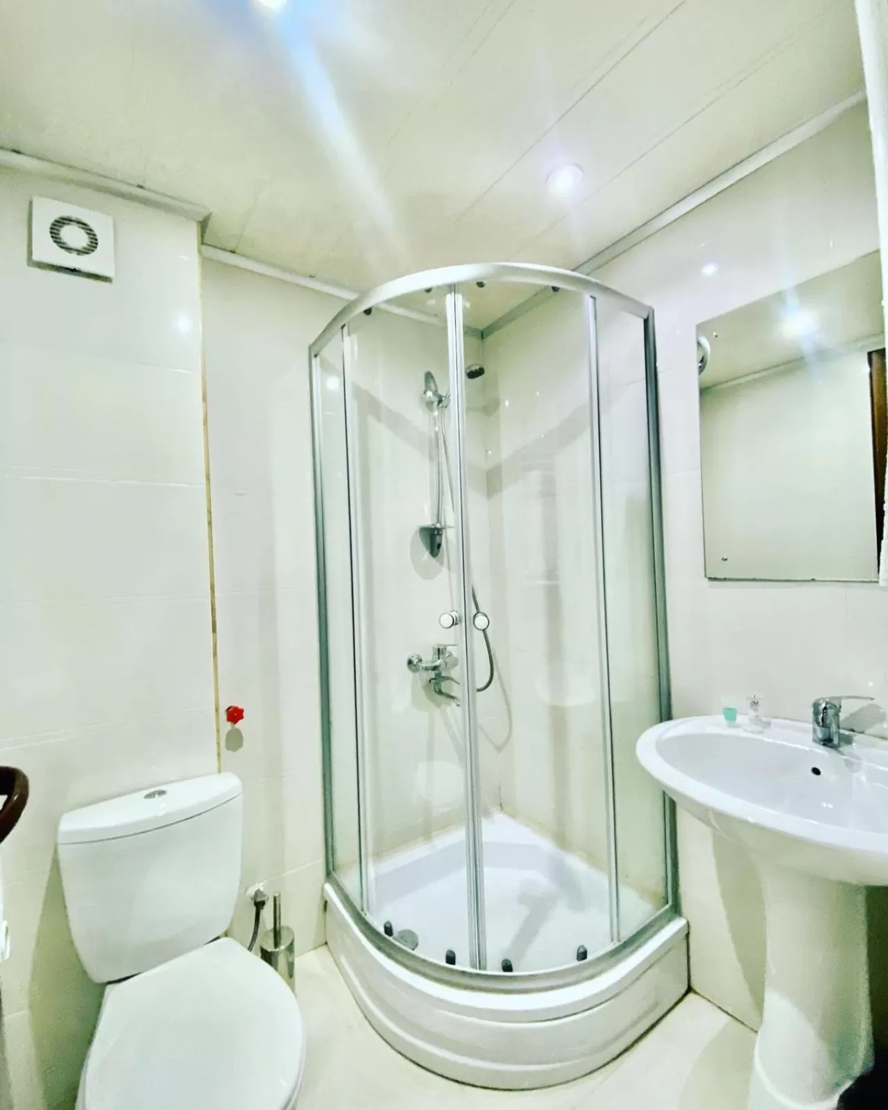 Bathroom in Hotel Banguriani