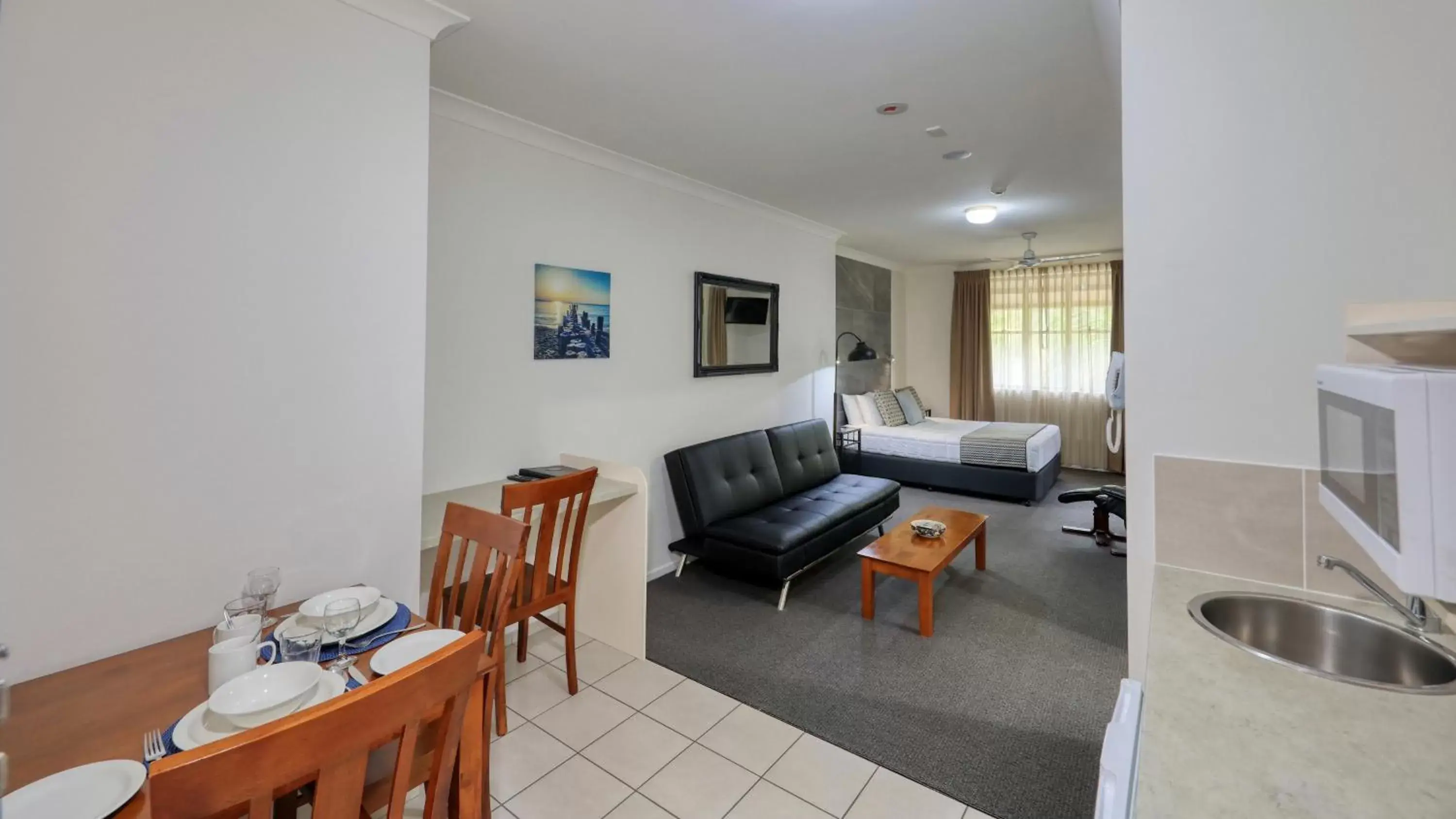 Kitchen or kitchenette, Seating Area in Heritage River Motor Inn