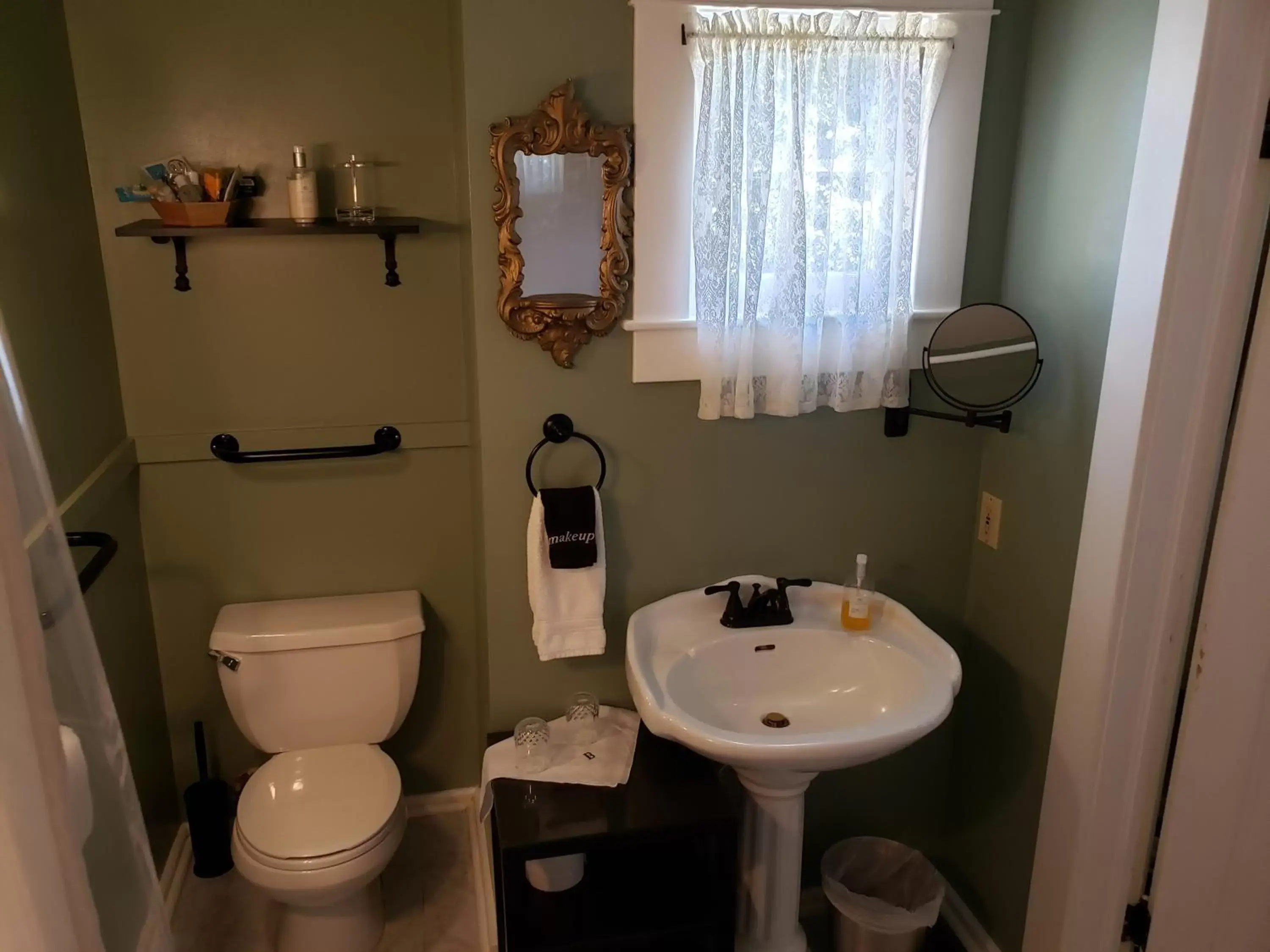 Bathroom in Bayberry Inn B&B and Oregon Wellness Retreat