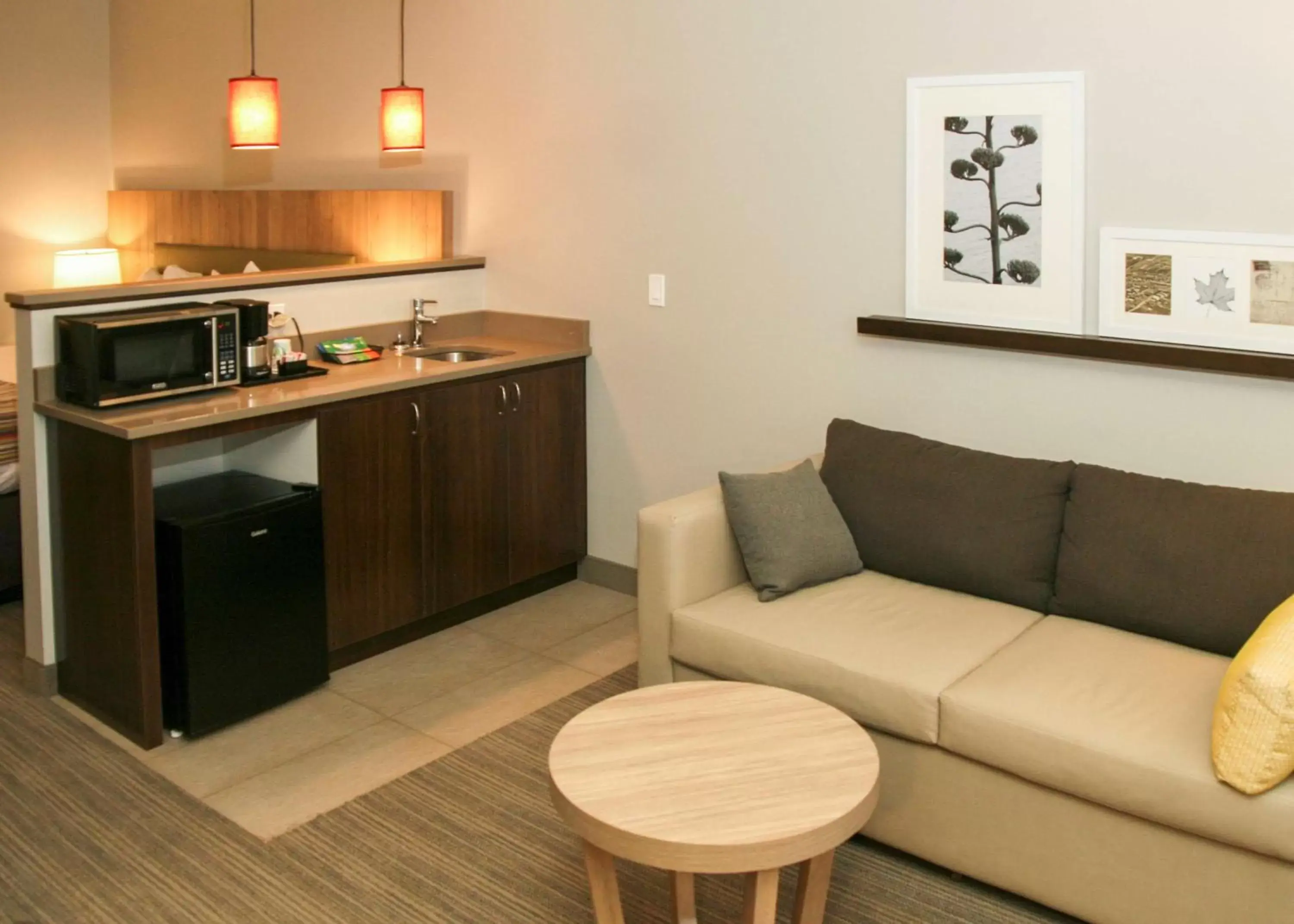 Photo of the whole room, Kitchen/Kitchenette in Country Inn & Suites by Radisson, Prineville, OR