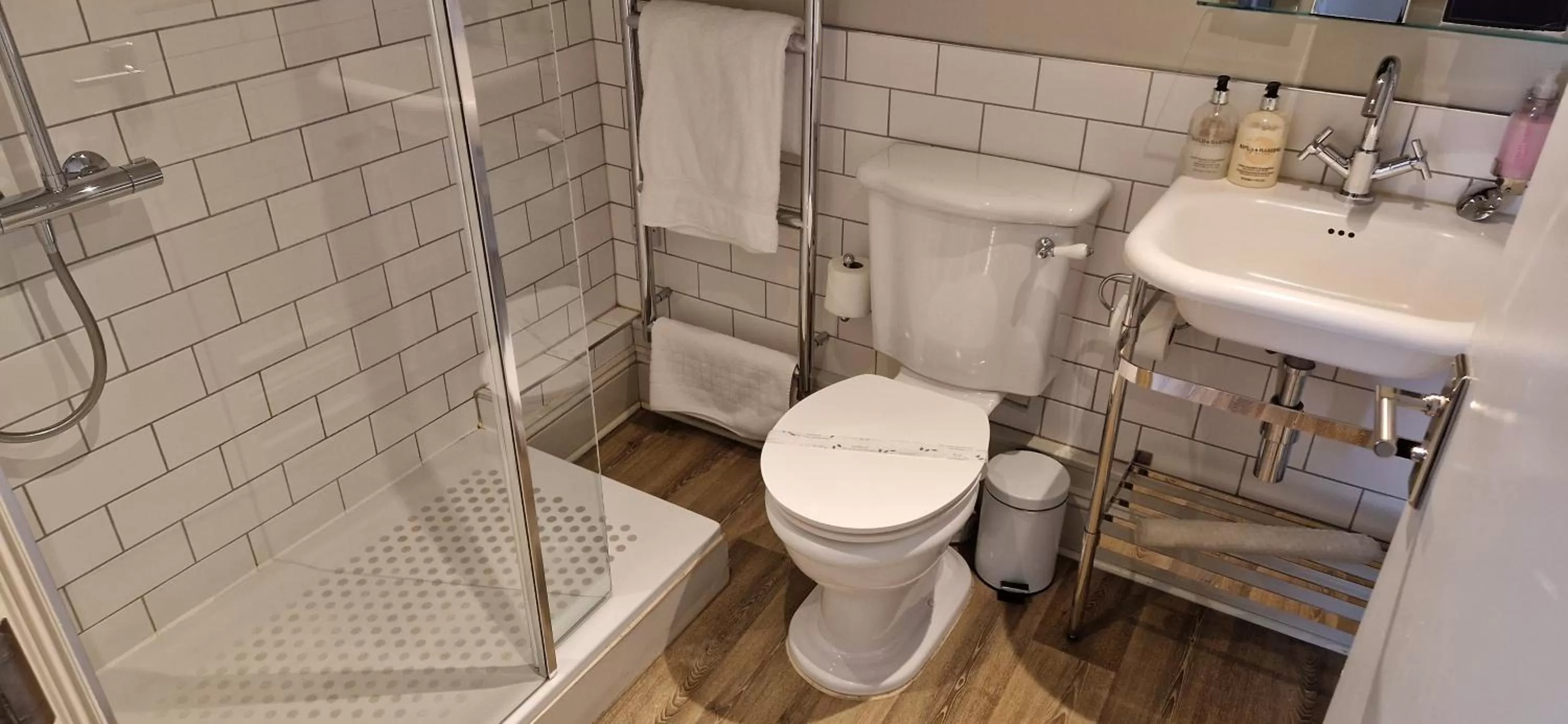 Shower in The Cross-Keys Hotel