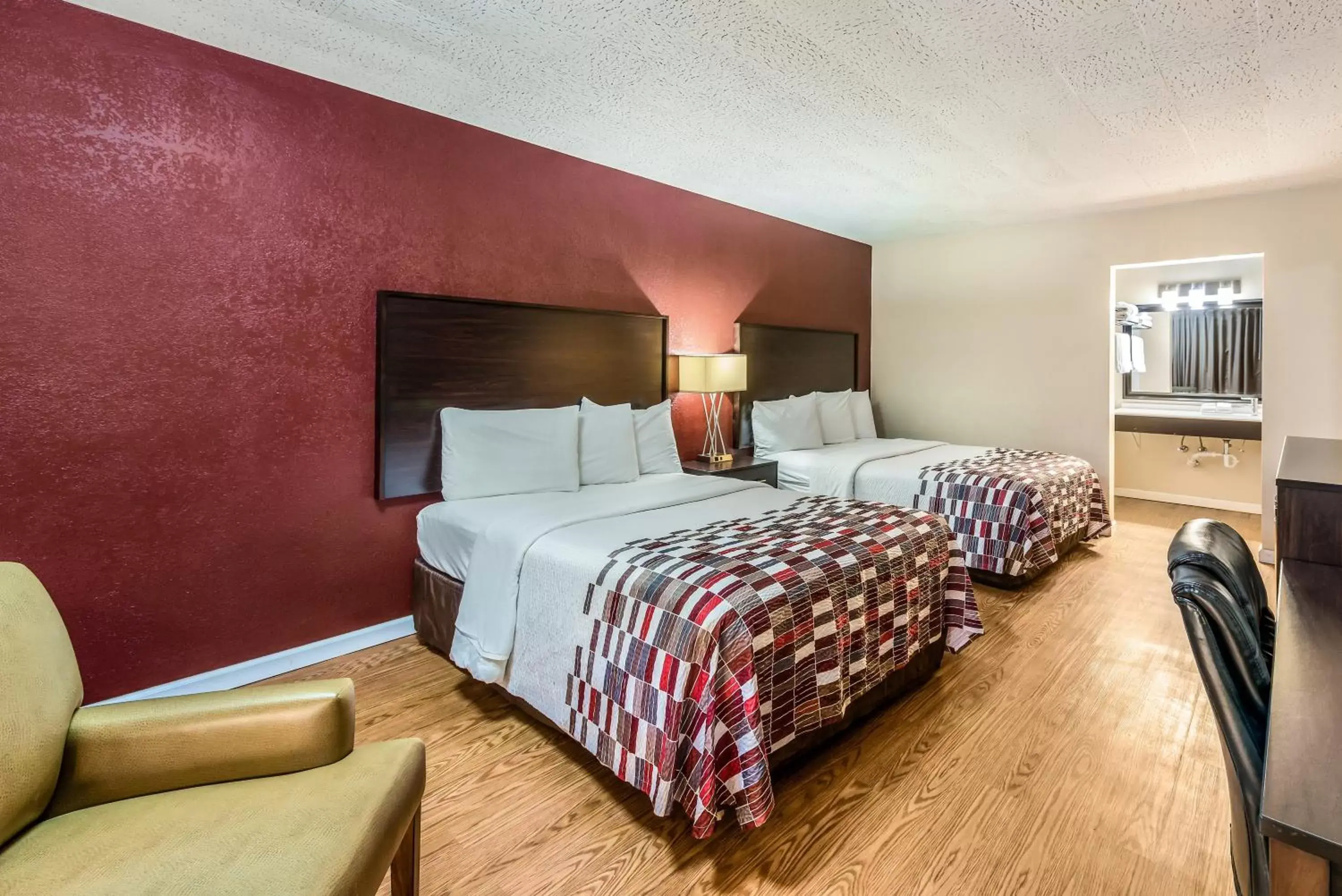 Bedroom, Bed in Red Roof Inn & Suites Wapakoneta