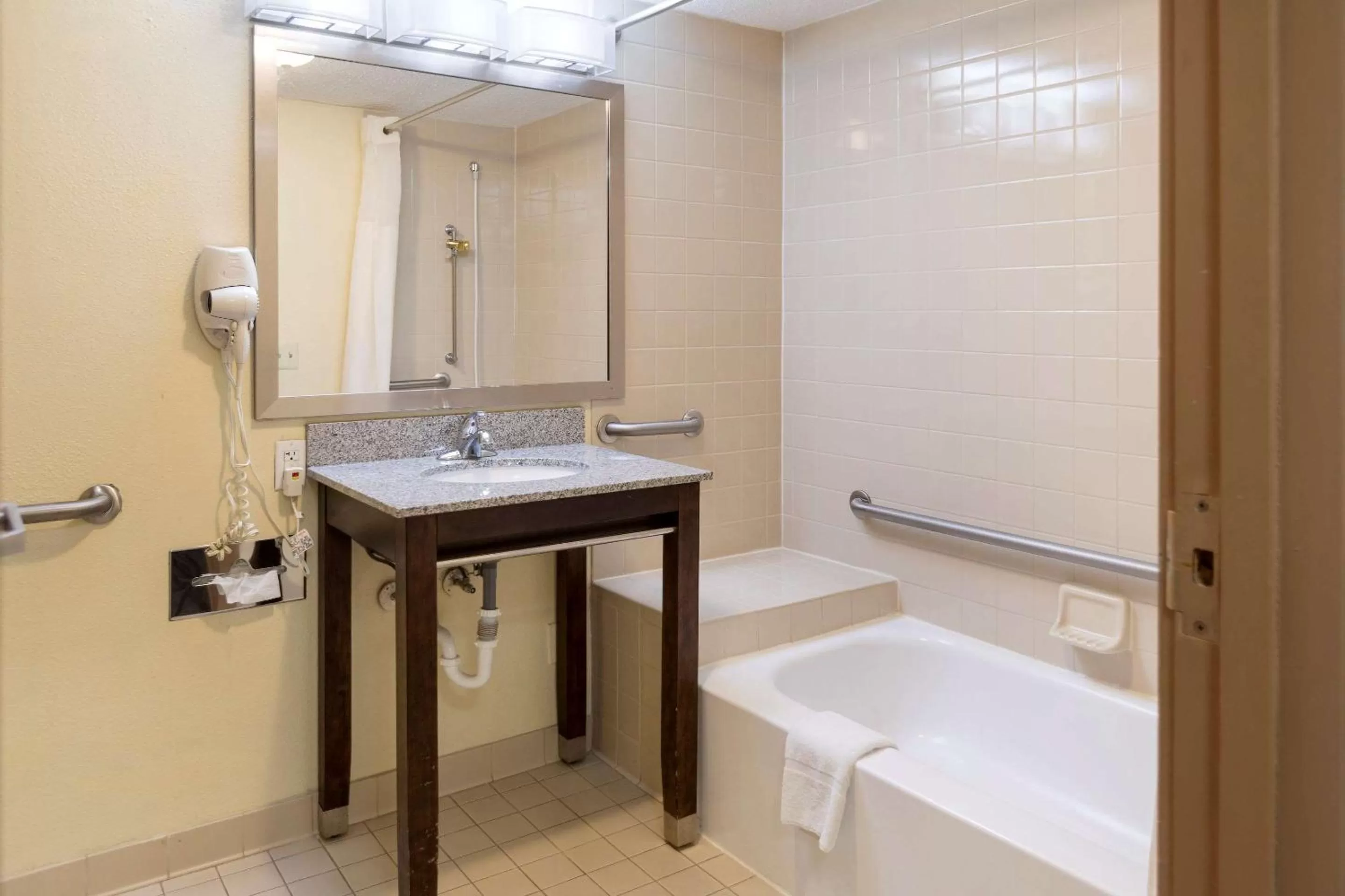 Bedroom in Clarion Hotel Detroit Metro Airport