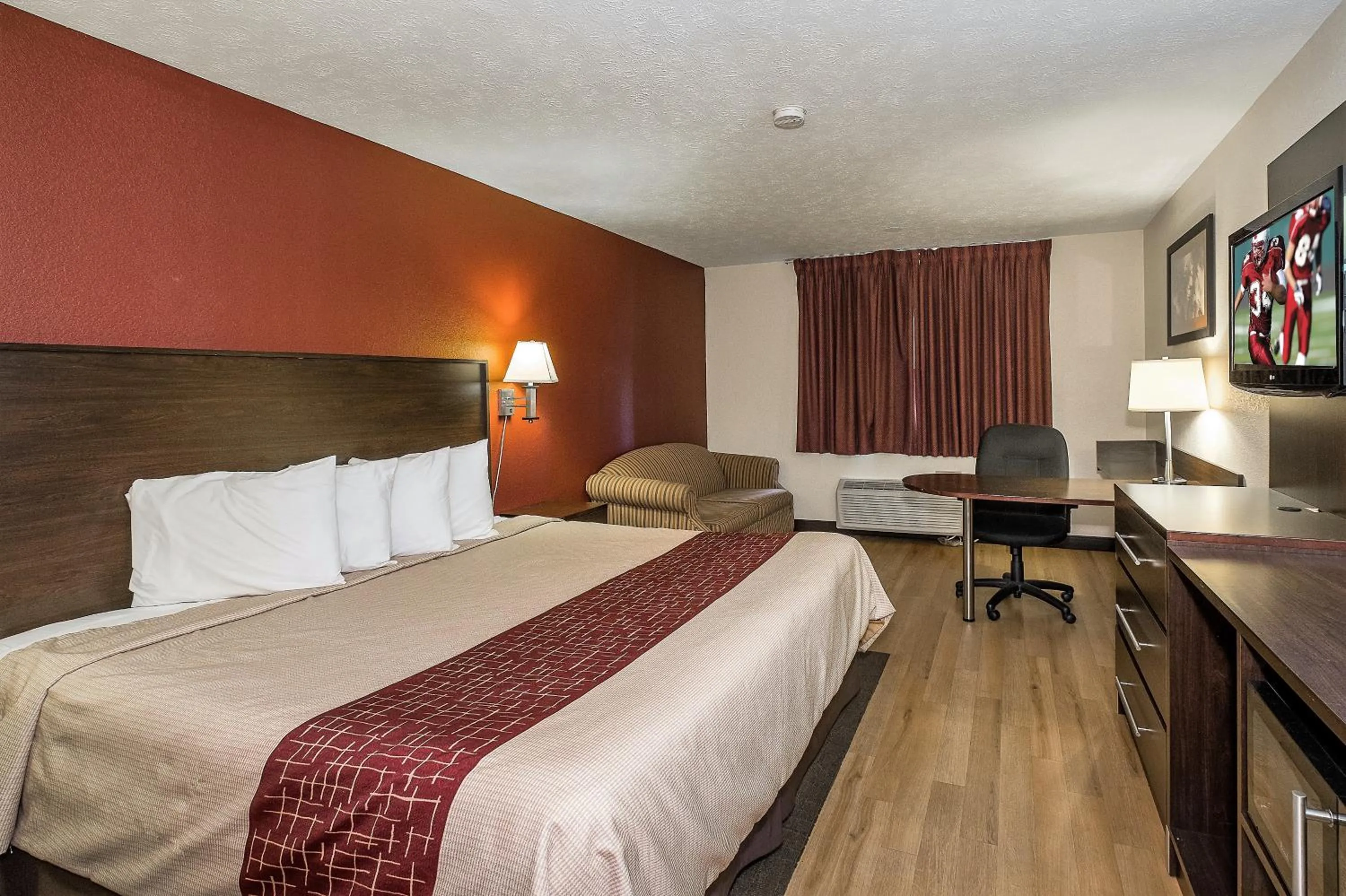 Photo of the whole room, Bed in Red Roof Inn & Suites Hermitage