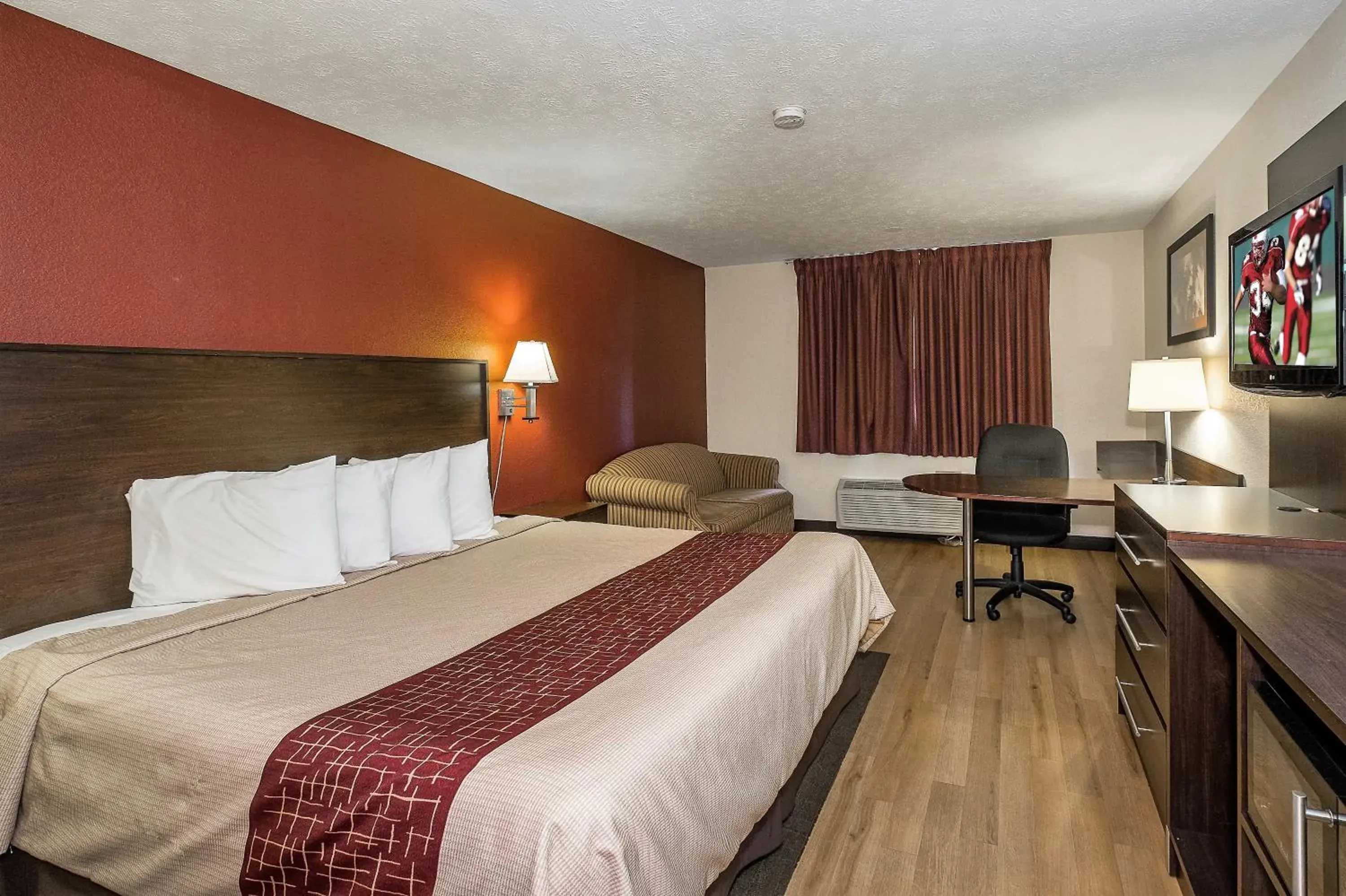 Photo of the whole room in Red Roof Inn & Suites Hermitage