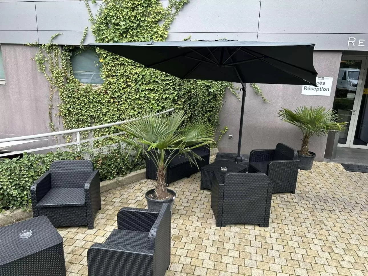 Balcony/Terrace in Standing Hotel Suites by Actisource