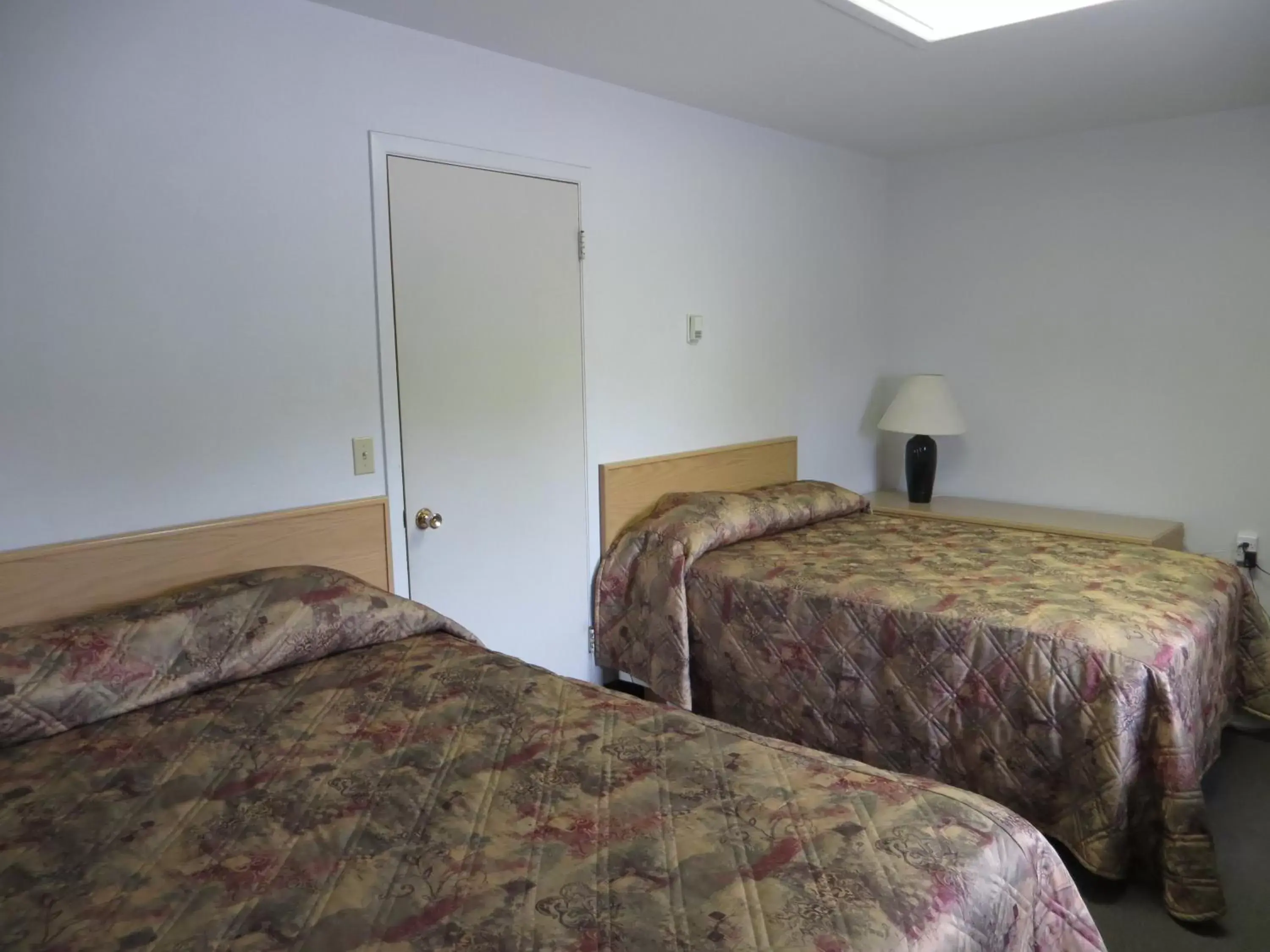 Bedroom, Bed in Lazy J Motel