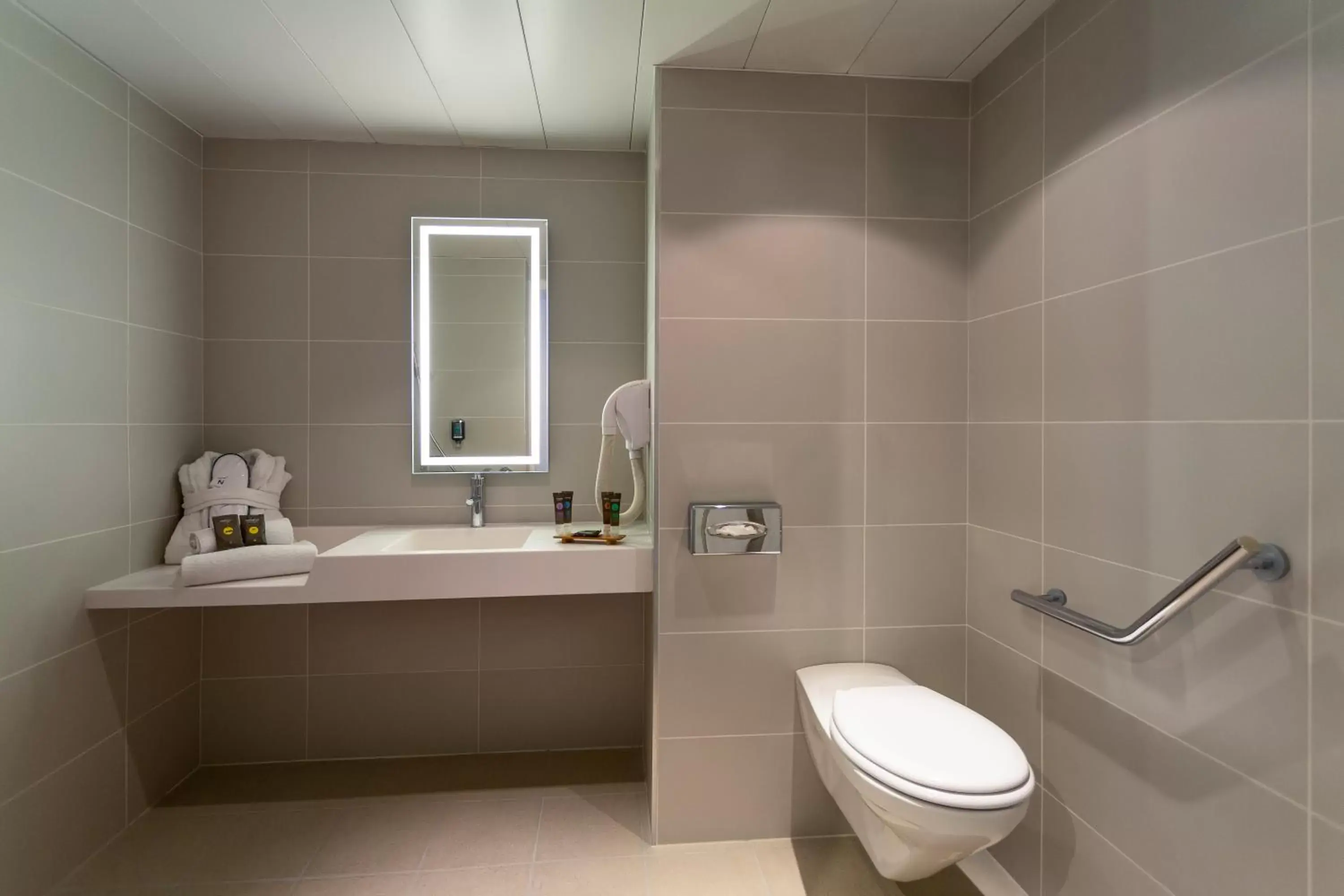 Toilet, Bathroom in Novotel Bordeaux Centre Ville