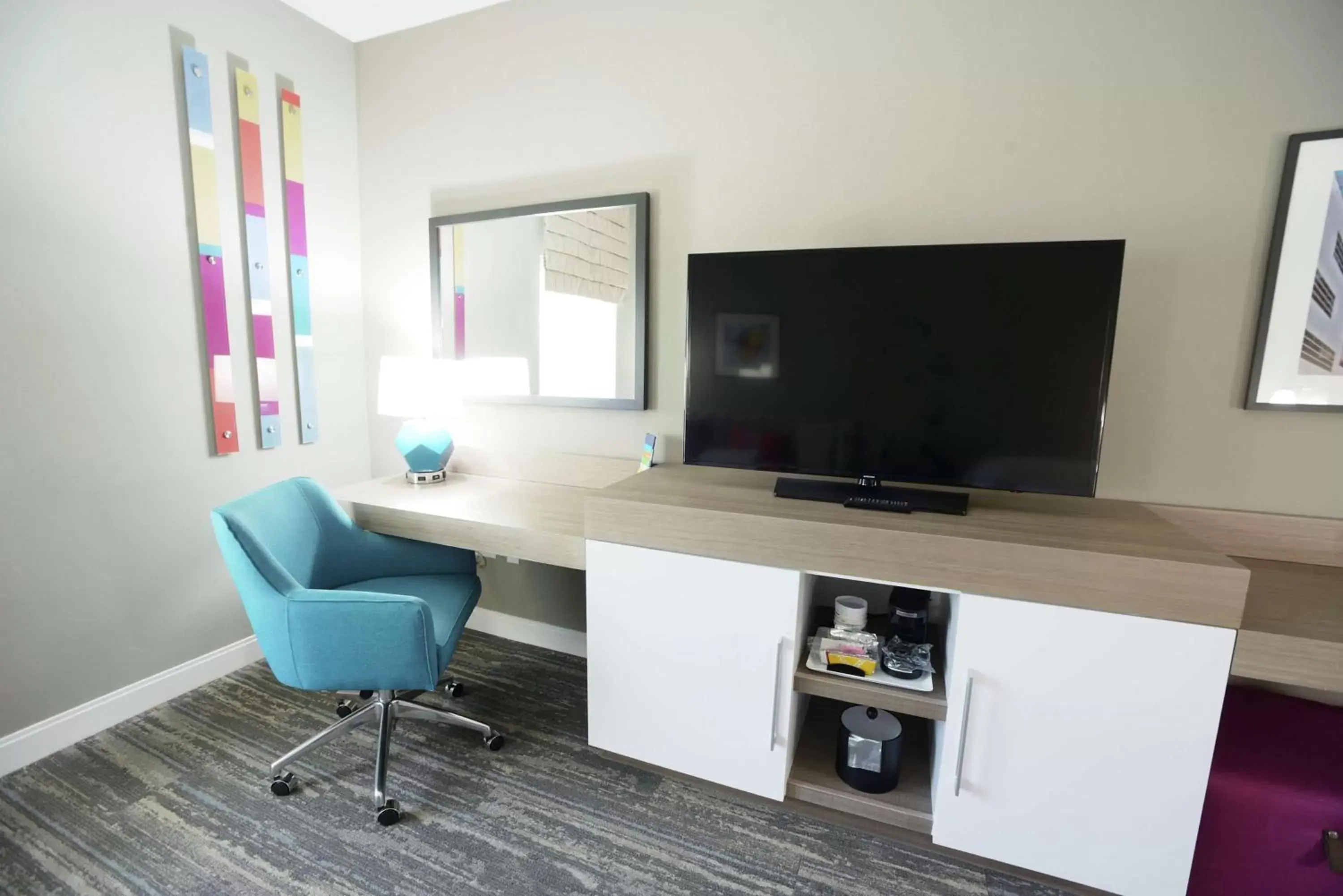 Bedroom, TV/Entertainment Center in Hampton Inn & Suites Oklahoma City/Quail Springs