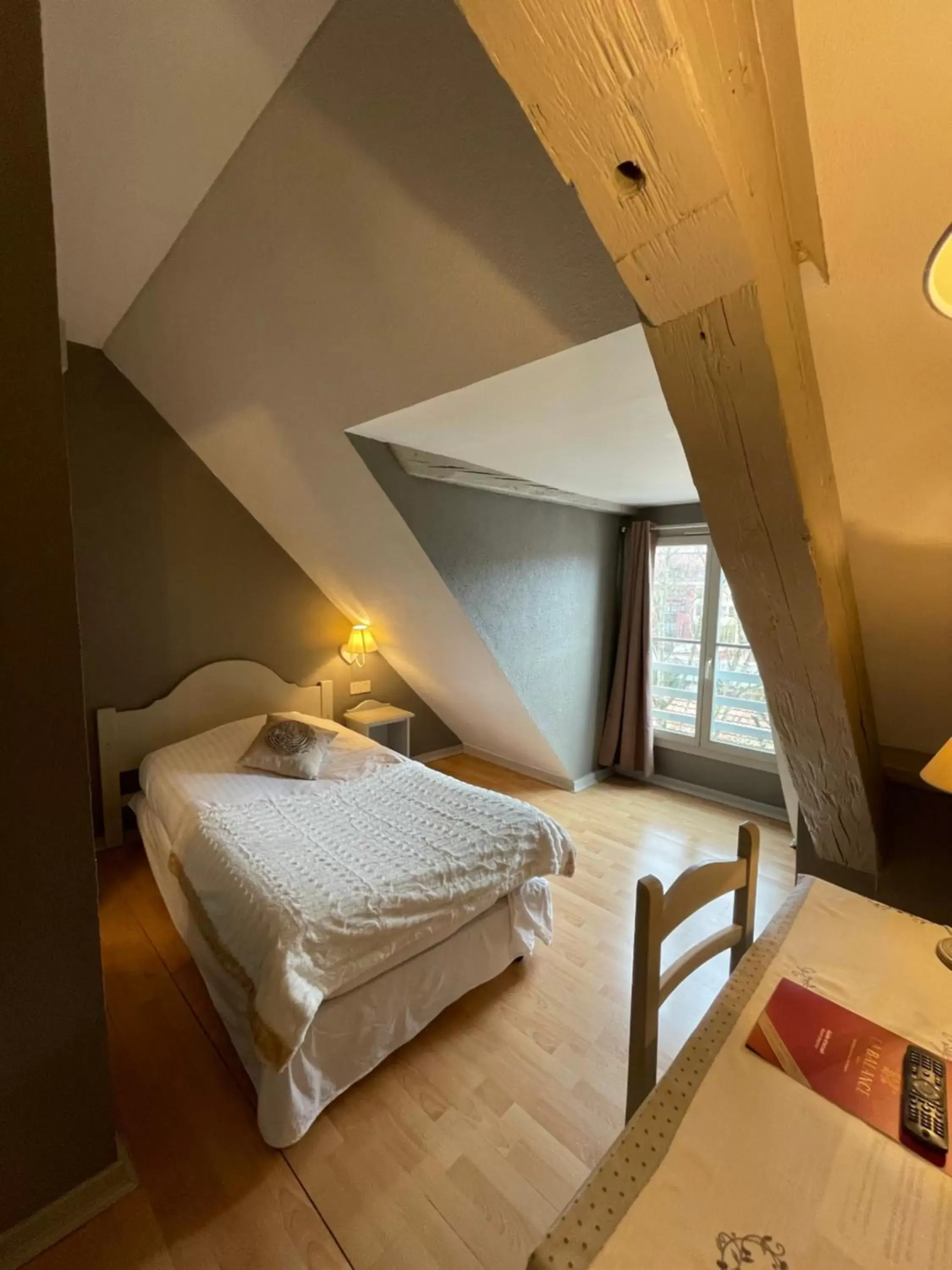 Bedroom, Bed in The Originals City, Hôtel de la Balance, Montbéliard