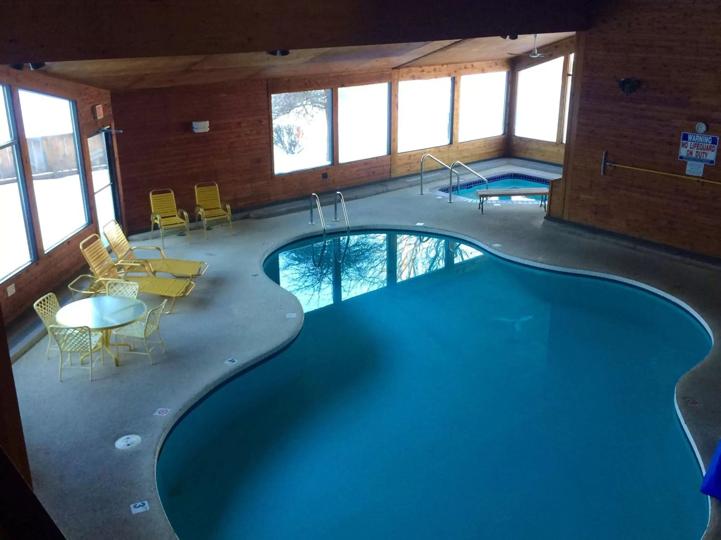 Swimming Pool in Cedar Motor Inn