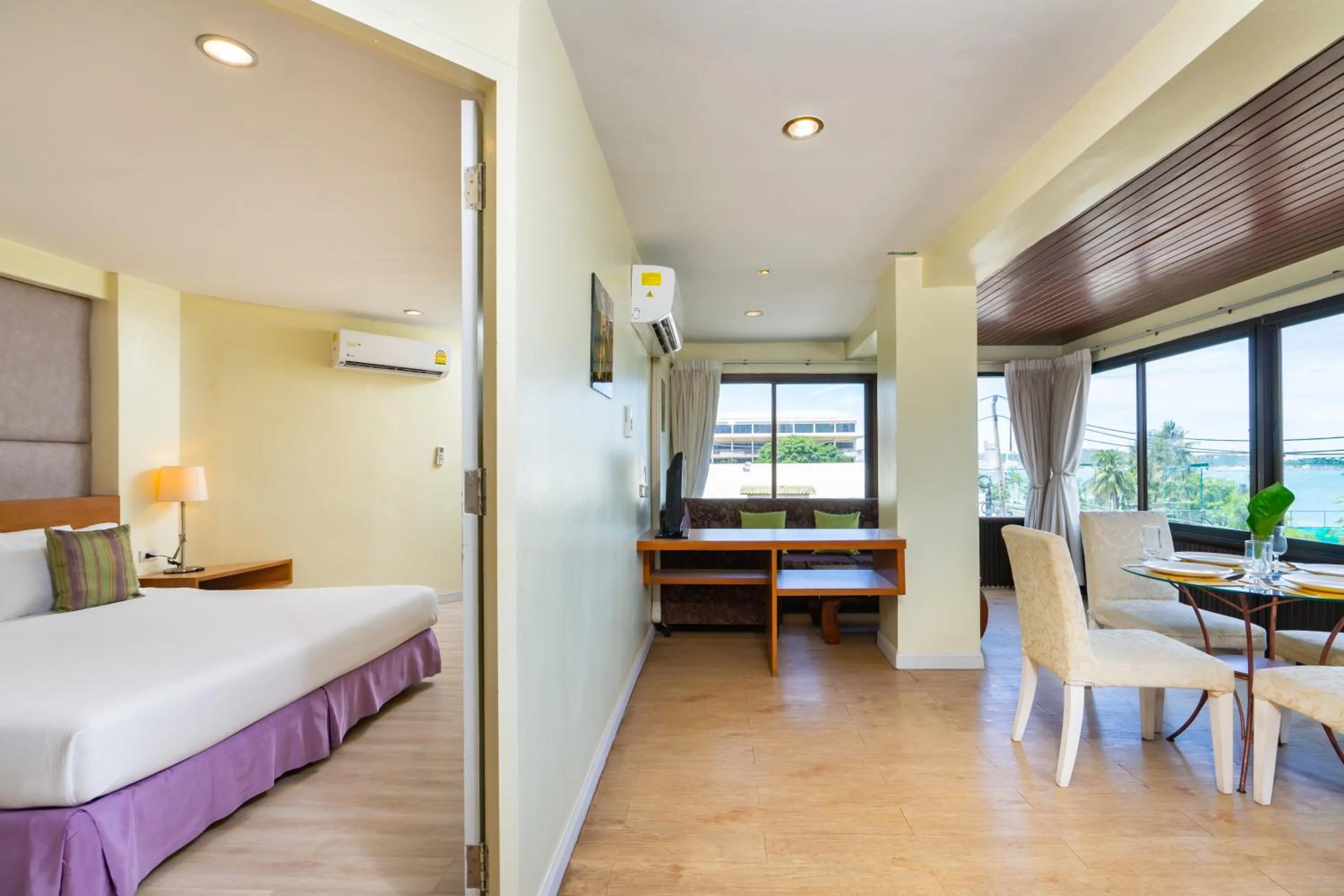 Living room, Bed in Bella Villa Metro