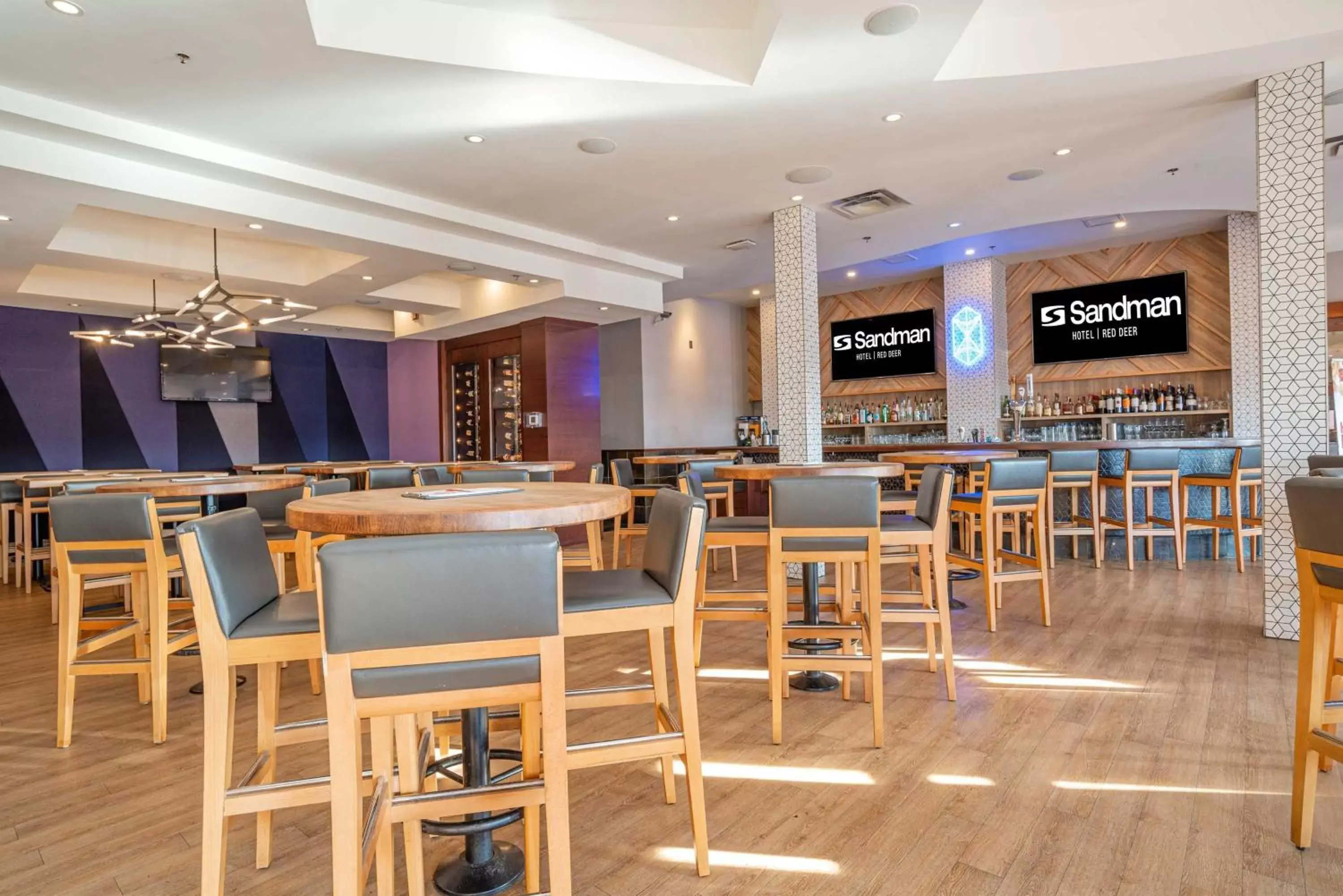 Lounge or bar in Sandman Hotel Red Deer Lounge or bar in Sandman Hotel Red Deer