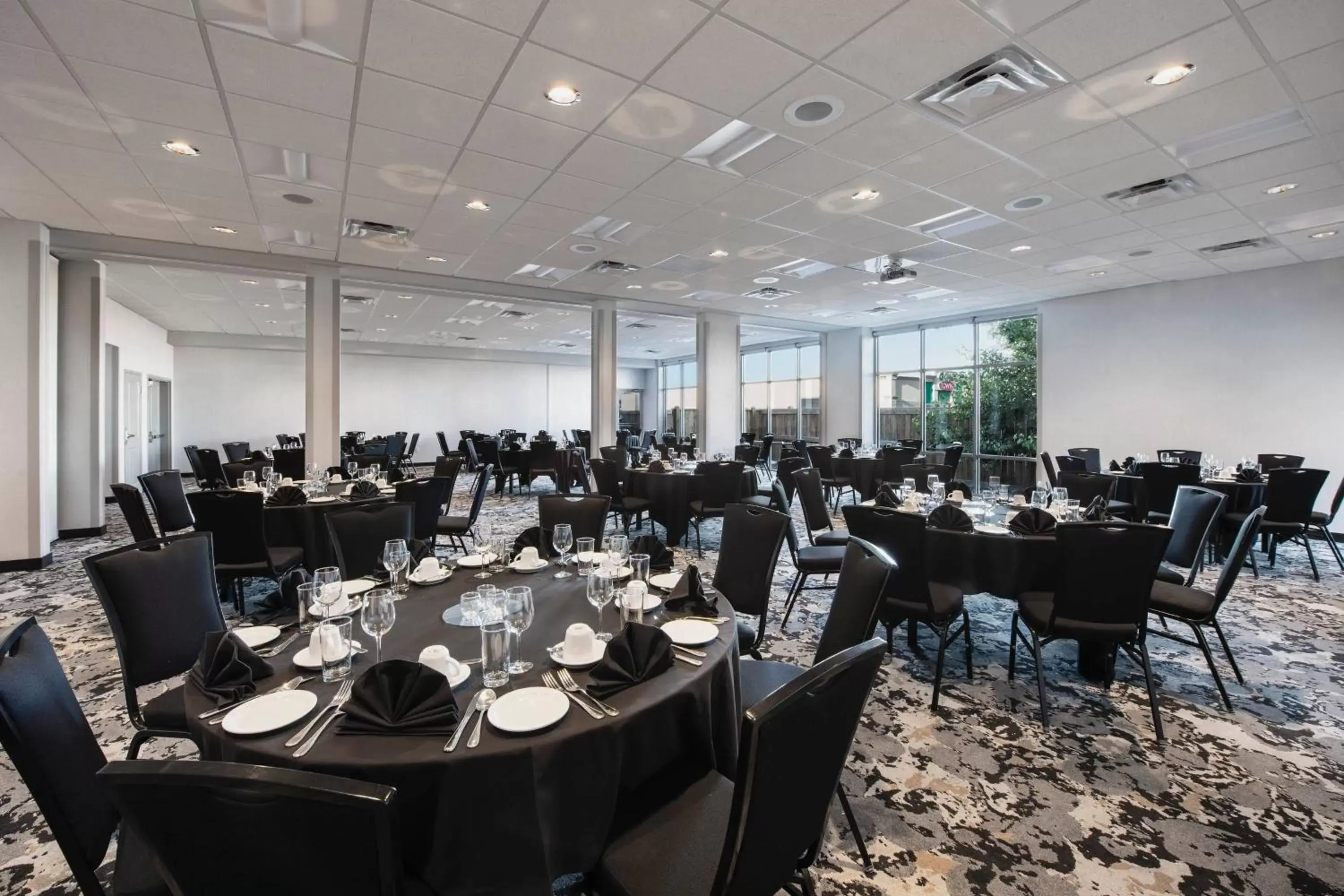 Meeting/conference room, Restaurant/Places to Eat in Residence Inn by Marriott Winnipeg