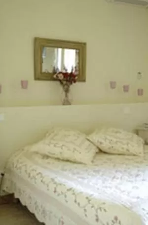 Bed in Hotel Restaurant Le Clos De Pradines