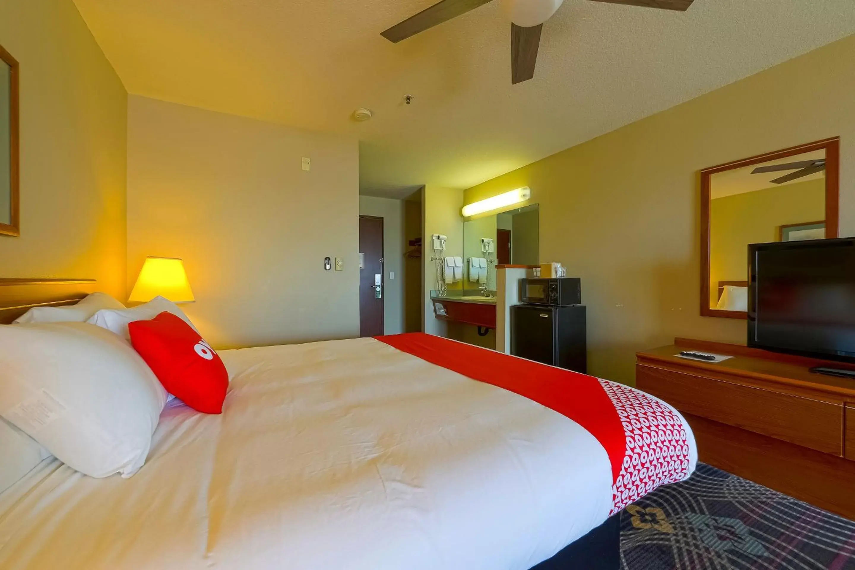 Bedroom, Bed in Siletz Bay Beachfront Hotel by OYO Lincoln City