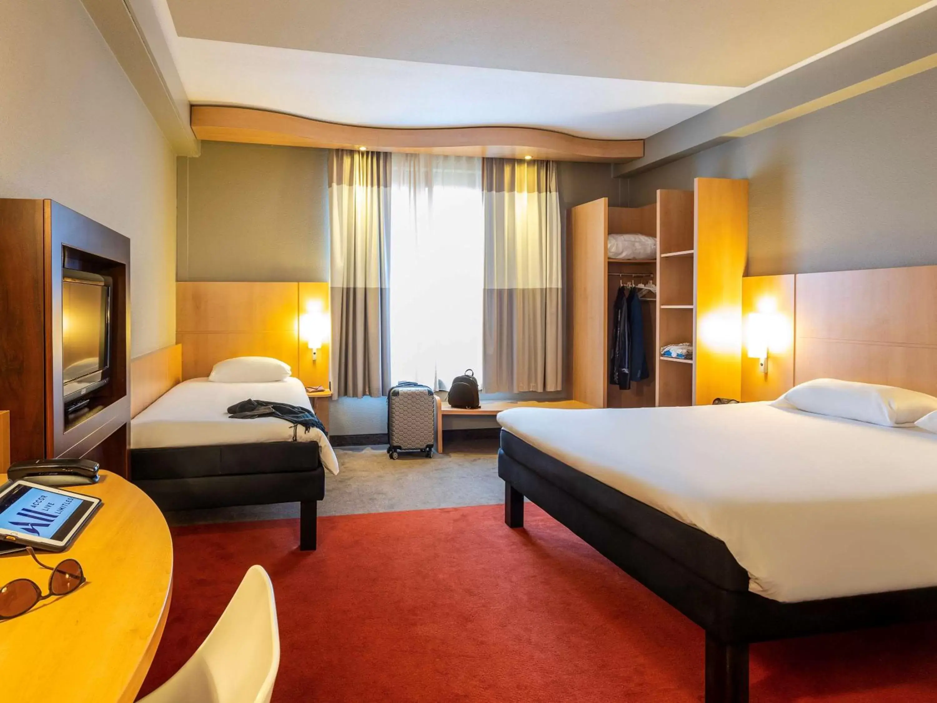 Bedroom, Bed in ibis Hotel Brussels Centre Gare du Midi