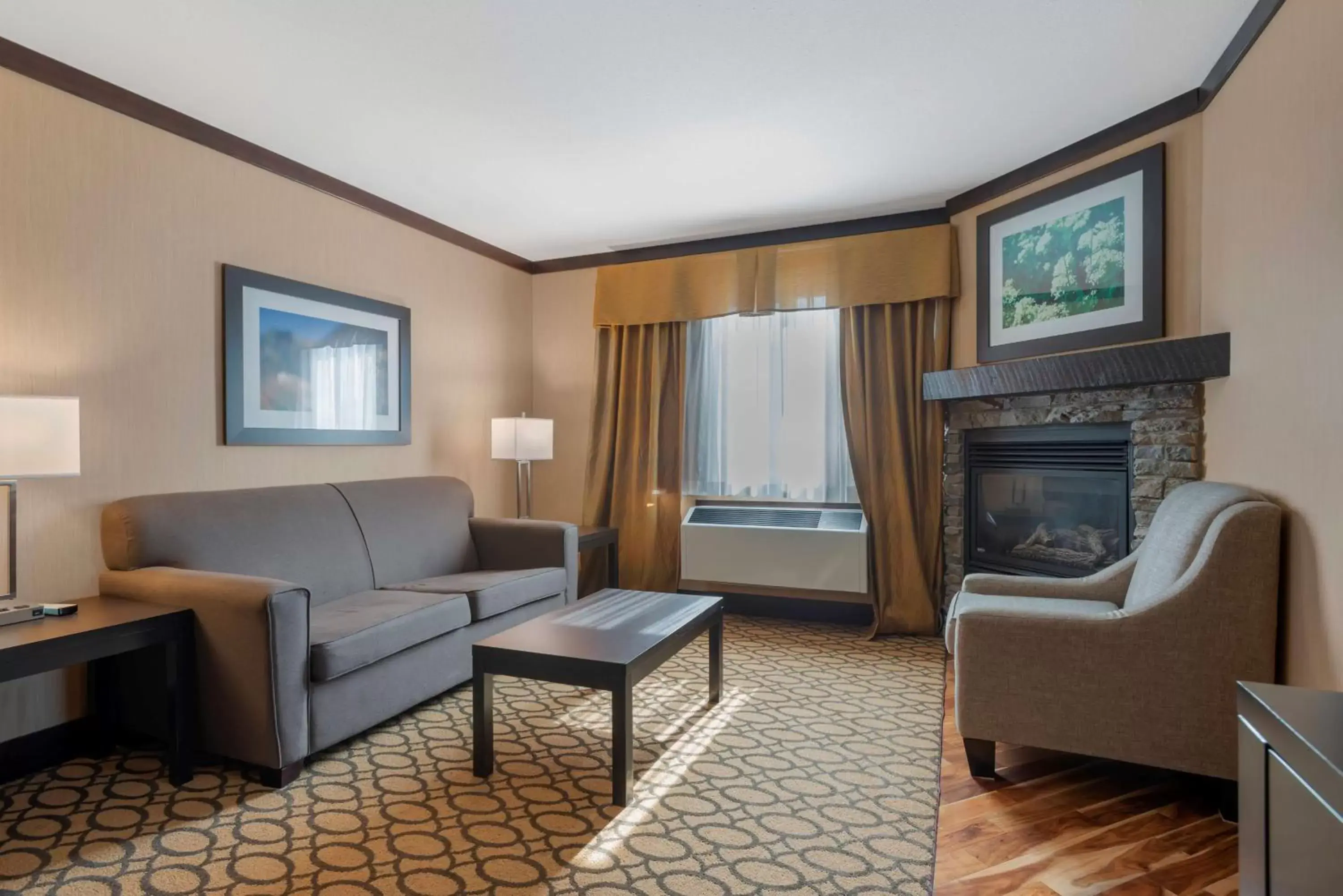 Bedroom, Seating Area in Best Western Plus Fernie Mountain Lodge