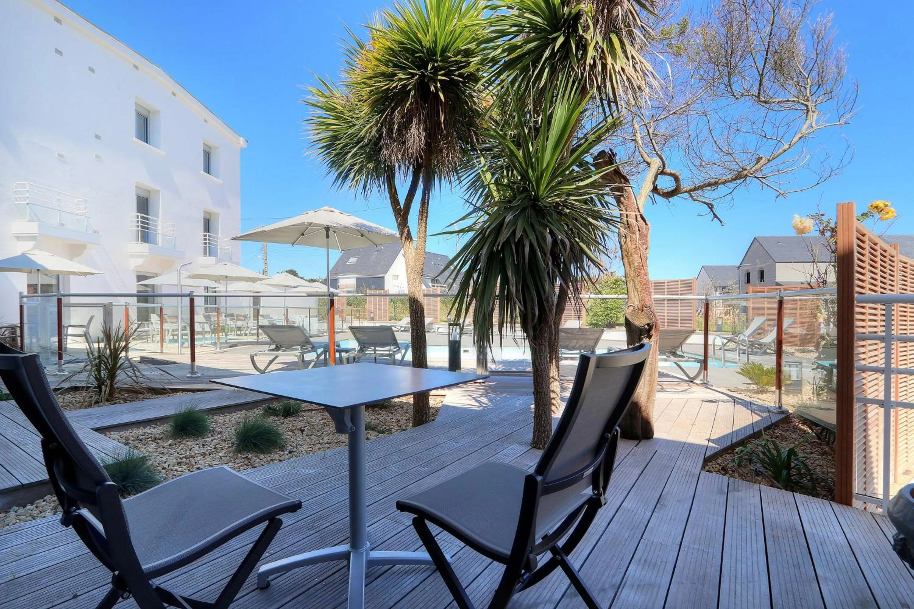 Patio in Best Western Hôtel Le Bellevue Quiberon