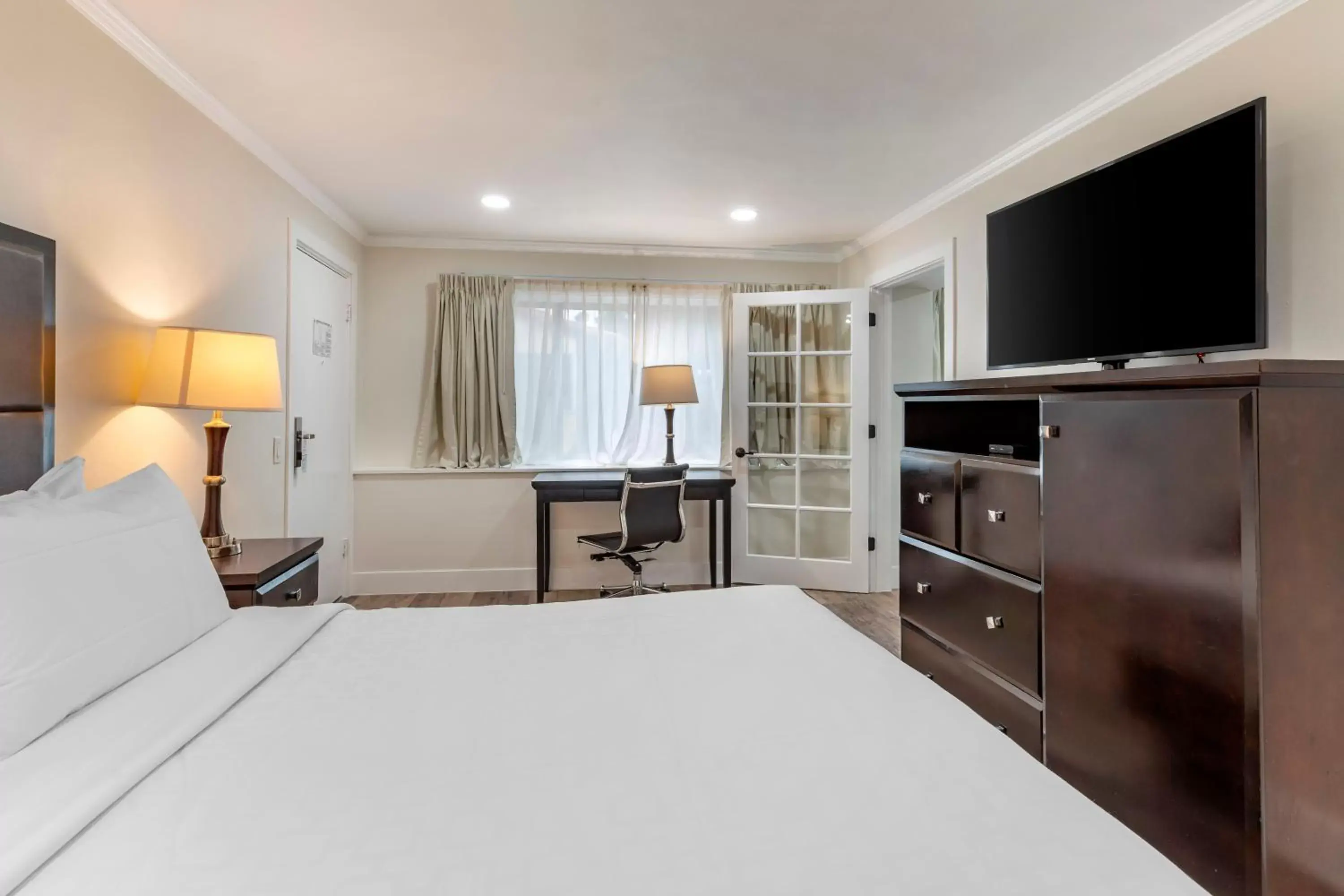 Bedroom, TV/Entertainment Center in Best Western Carmel's Town House Lodge